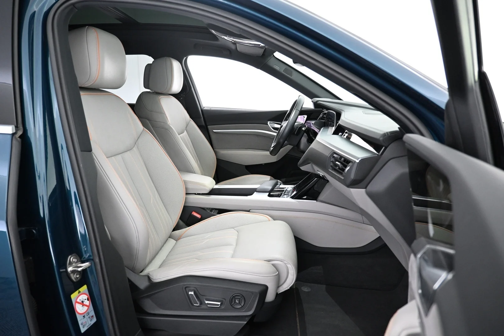 Car Image - 5tI86P4IYCglB5Gz8T0IeF