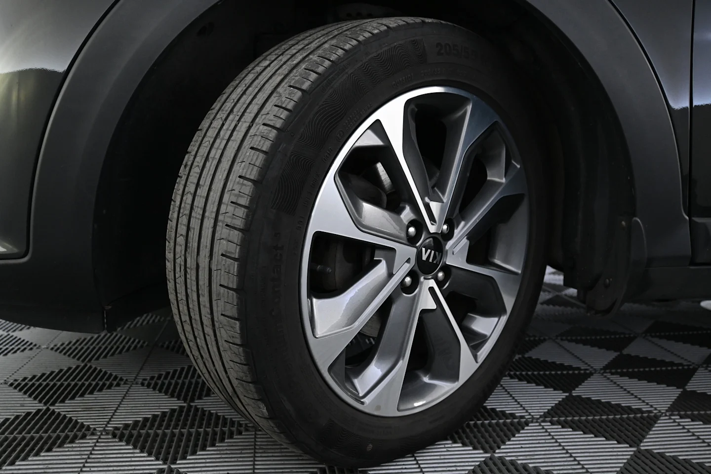 Car Image - 7xvJQD982LIav8IP4bP57J