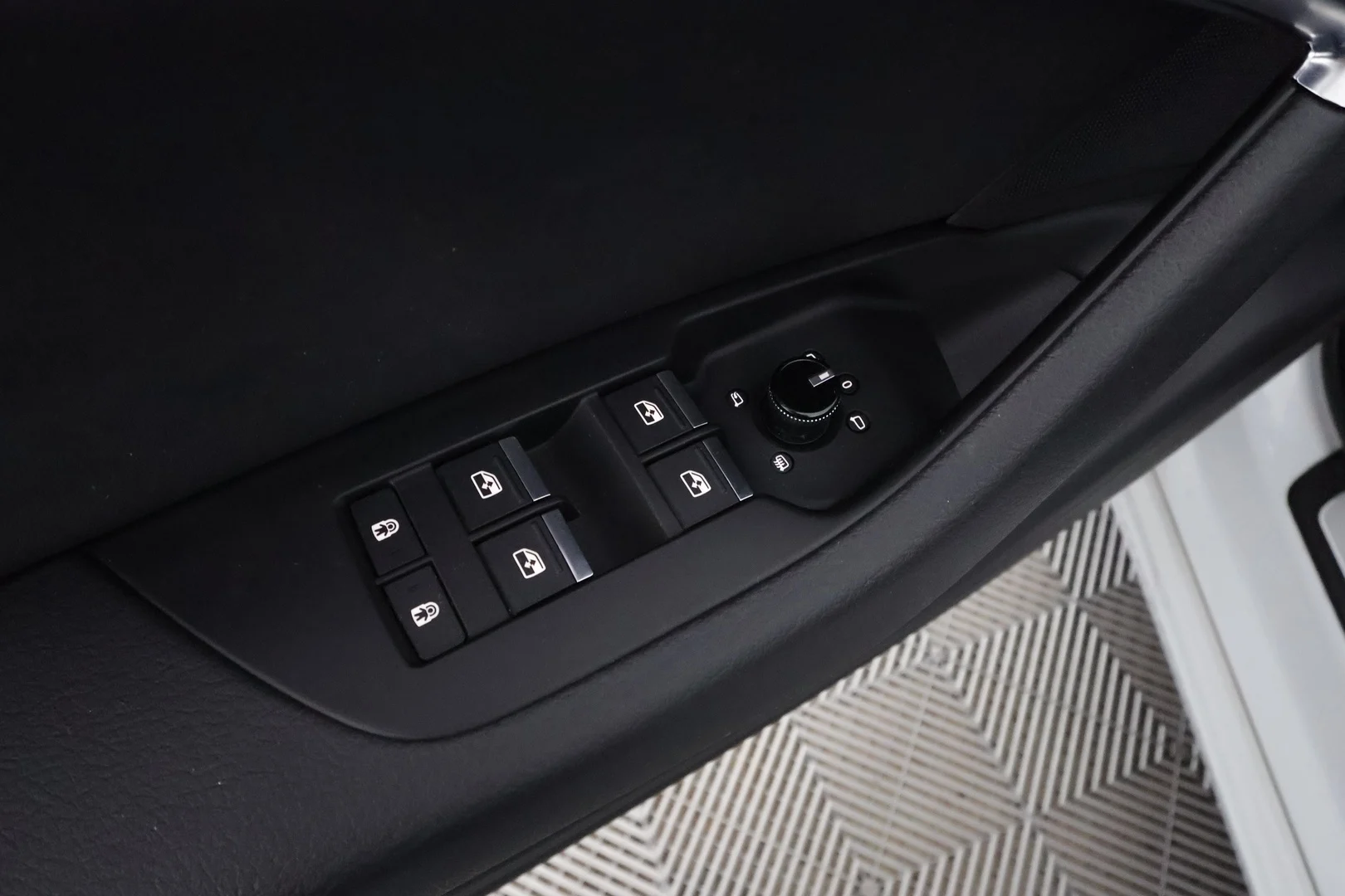 Car Image - JCFGhRlfQcGLBOLHjttXm