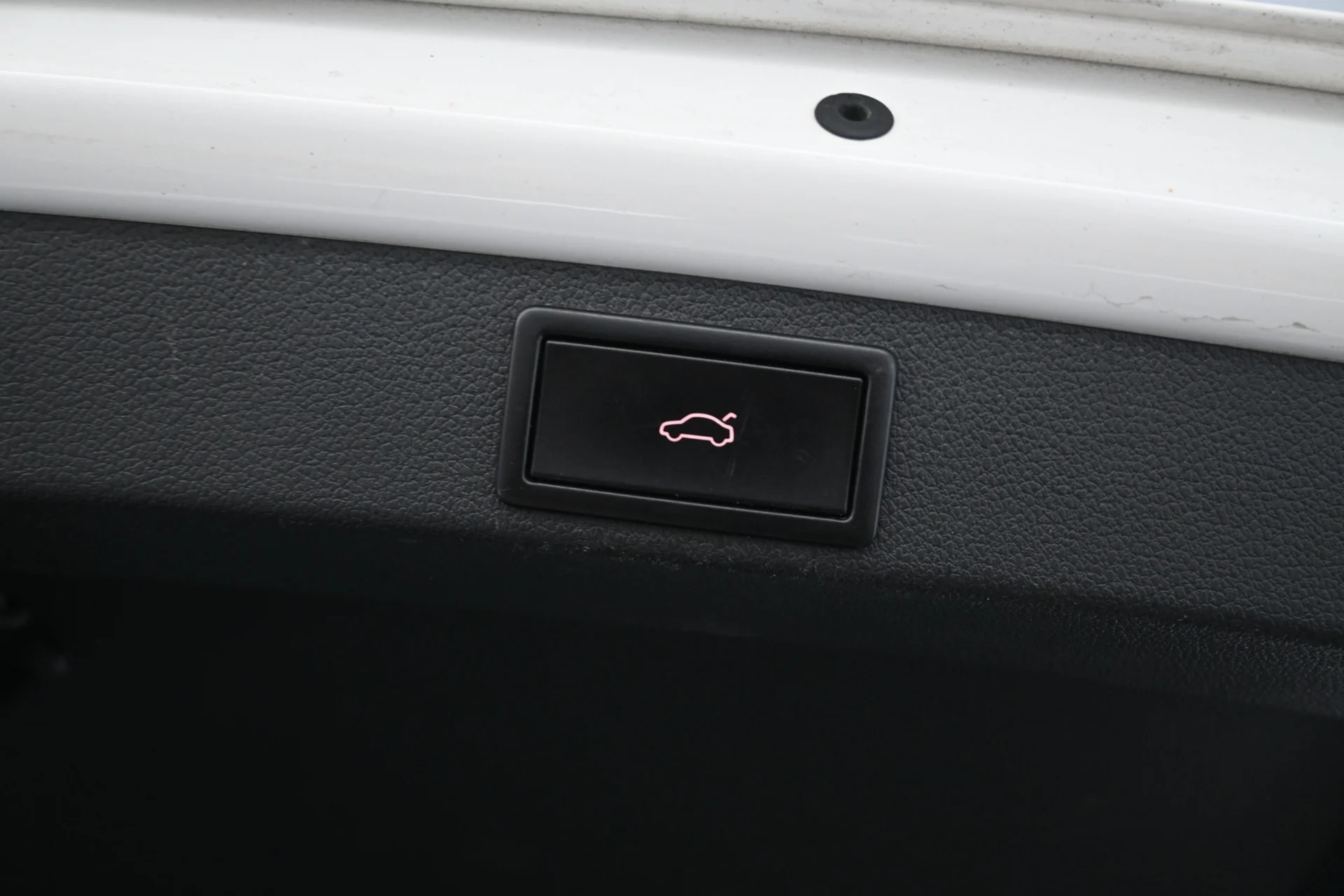 Car Image - dXYF3UzpEi1I6avoTLxot