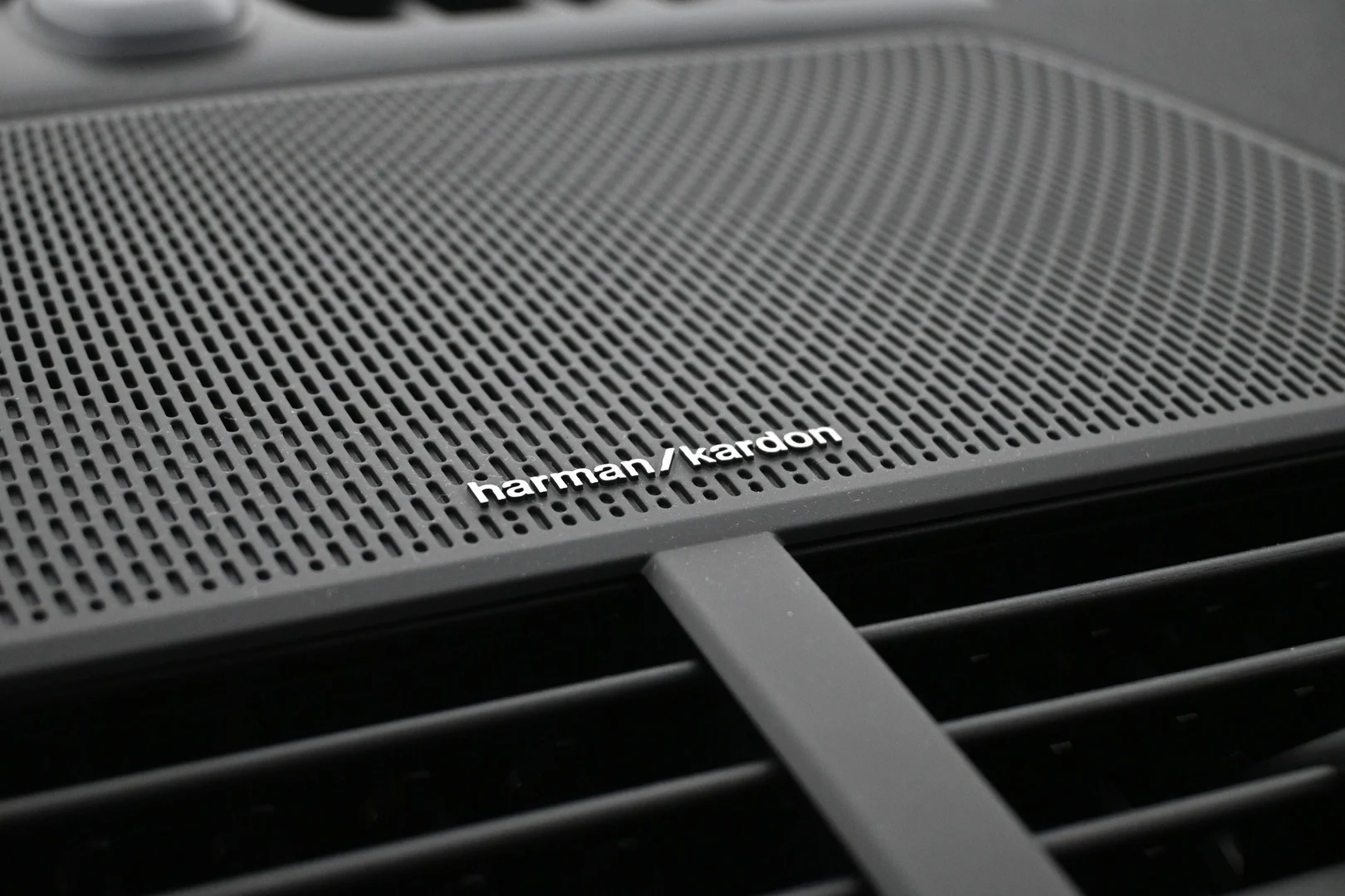 Car Image - JQG8Y4h8RvSYW9tK4zwyN