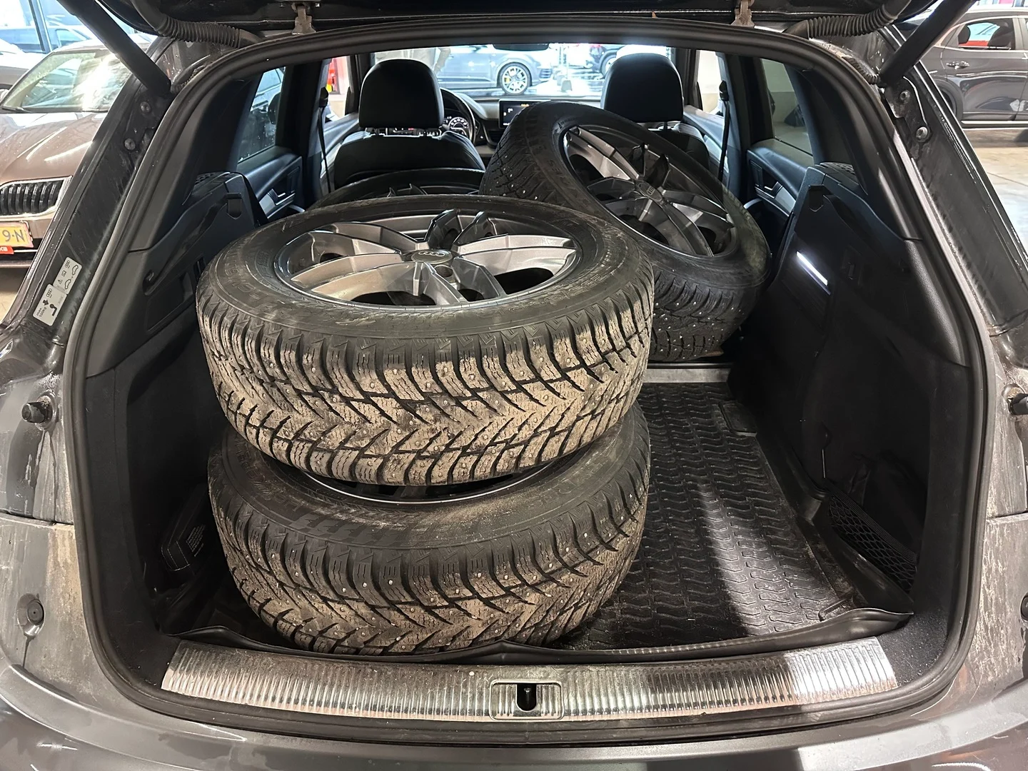 Car Image - 3bLiPvUFMNfyqBxBDQpjMM
