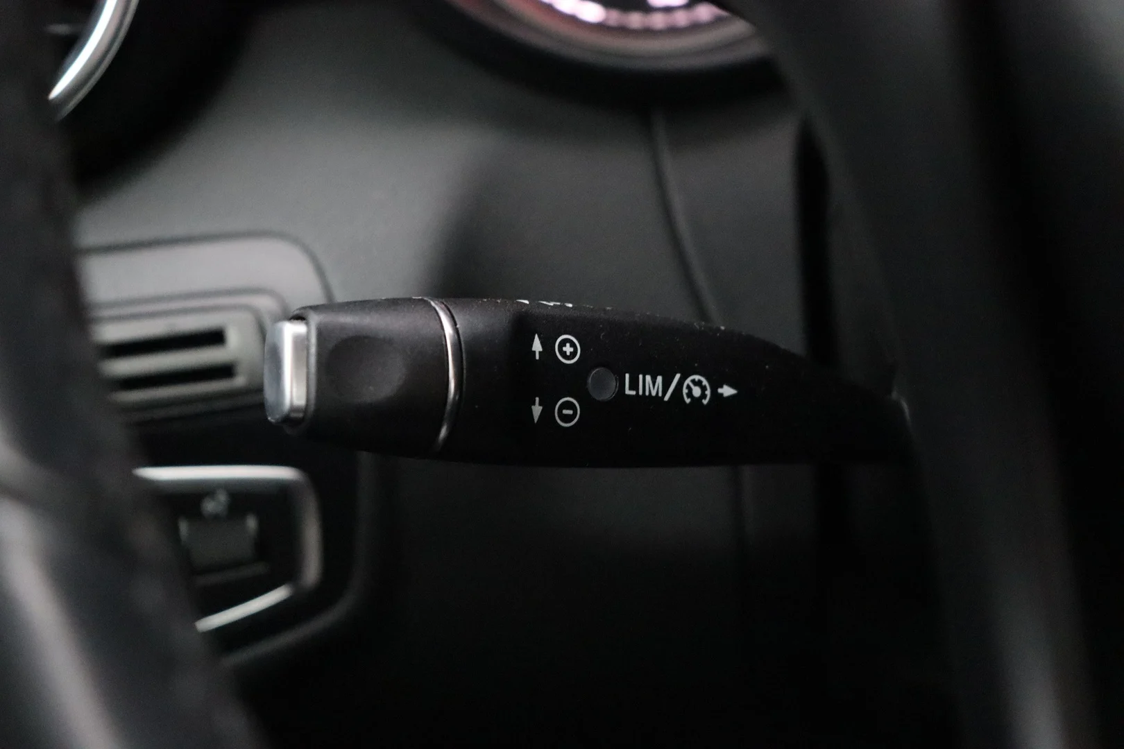 Car Image - V6rq8bDVMT0G5ci0bPmGl