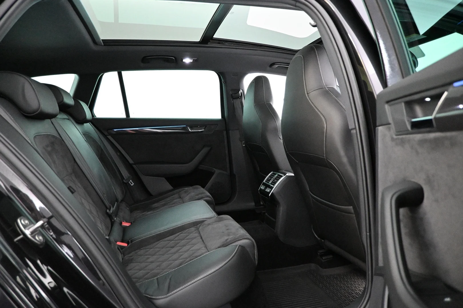 Car Image - 2nls6fmFmGVwlucJrU97LZ
