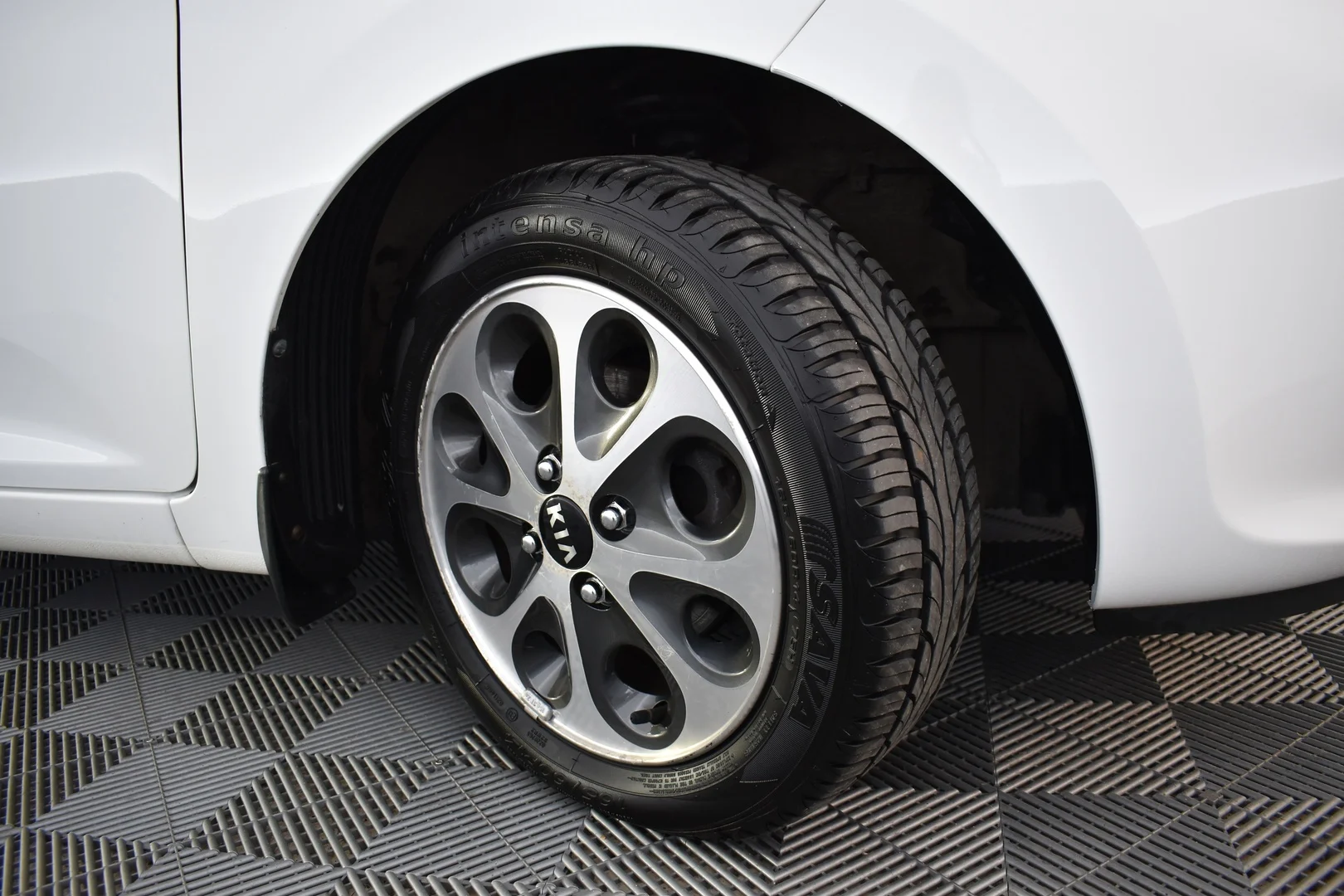 Car Image - 5j8aeG57GO5lUaRpO0f6v6