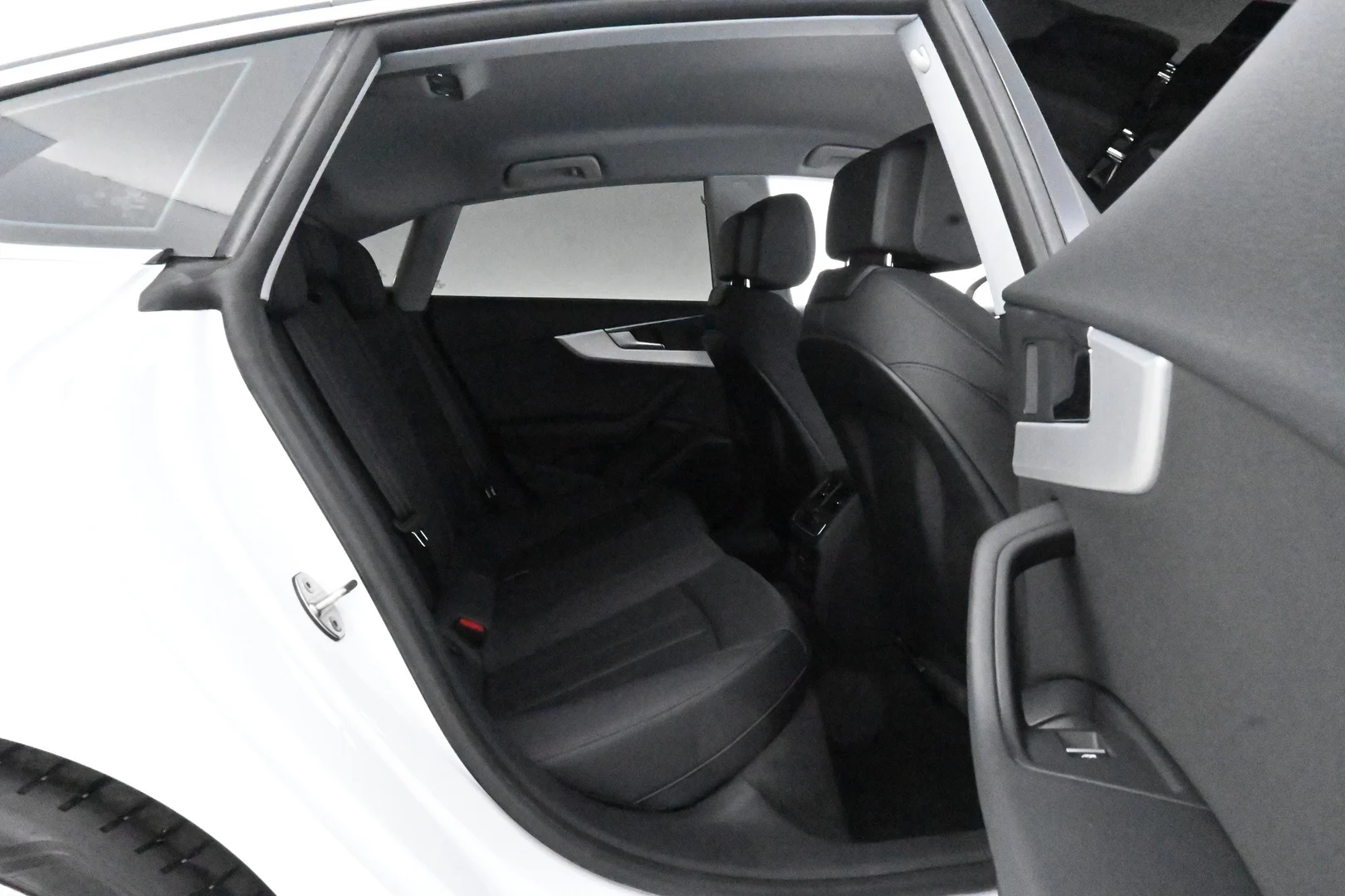 Car Image - CyON9JVkT6UArbJUaSfIK