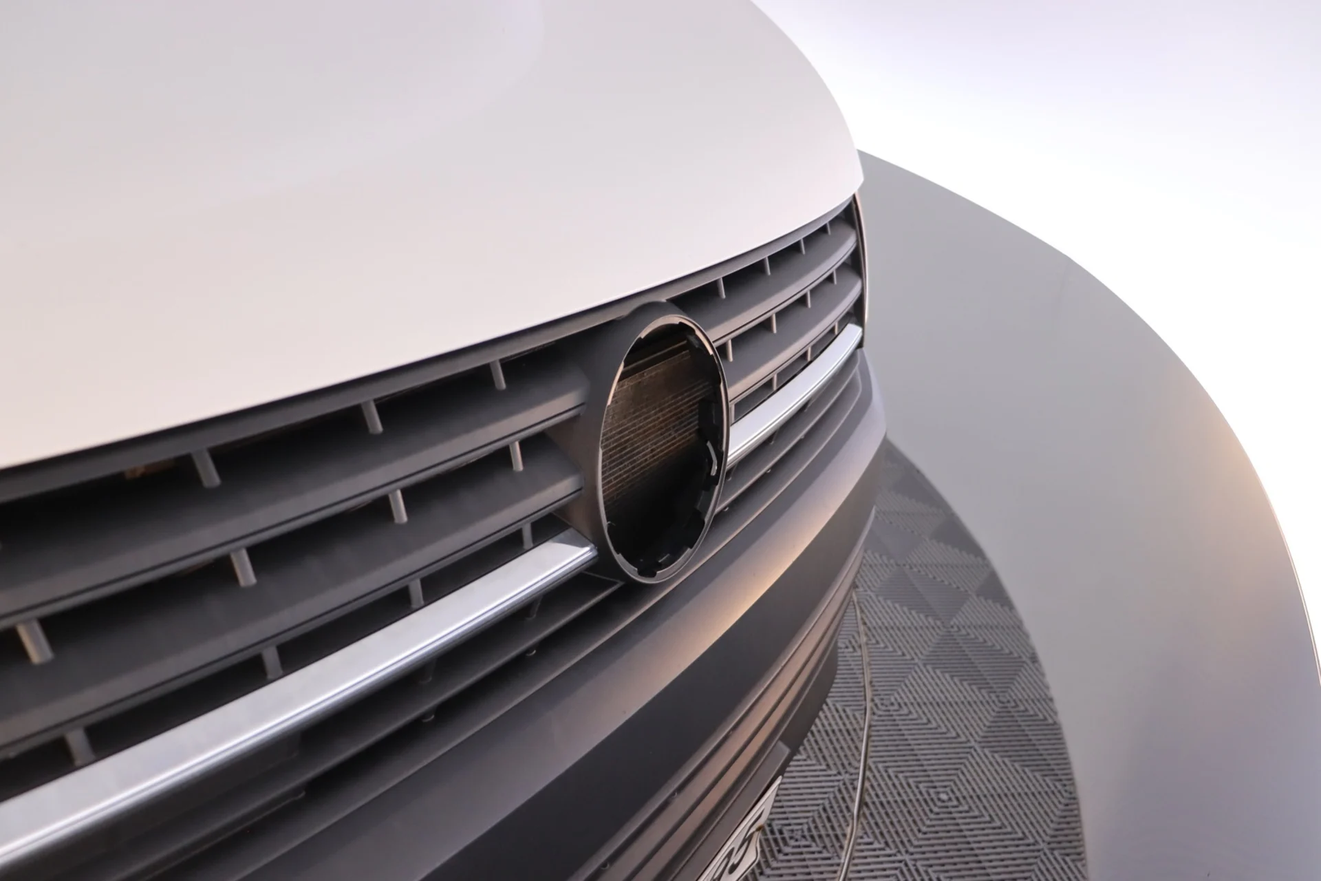 Car Image - 5YOZZQ4JNNlVicdN6fDKbD