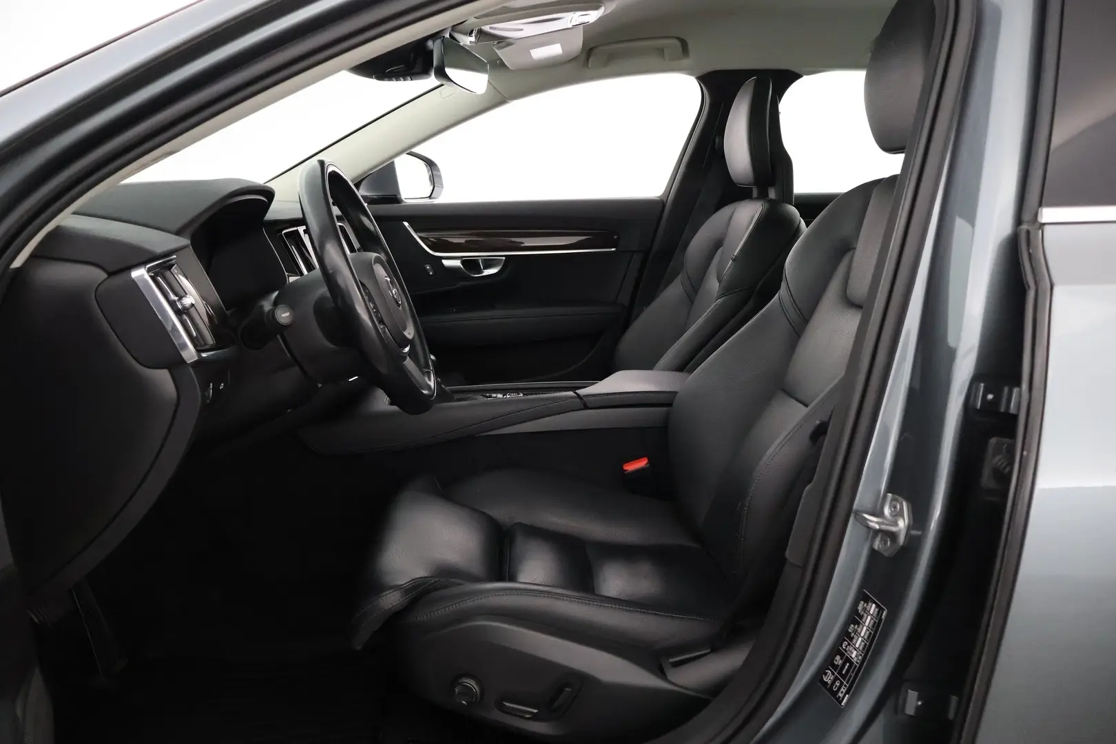 Car Image - 2i06vuxnwWM18zt0dfOza7