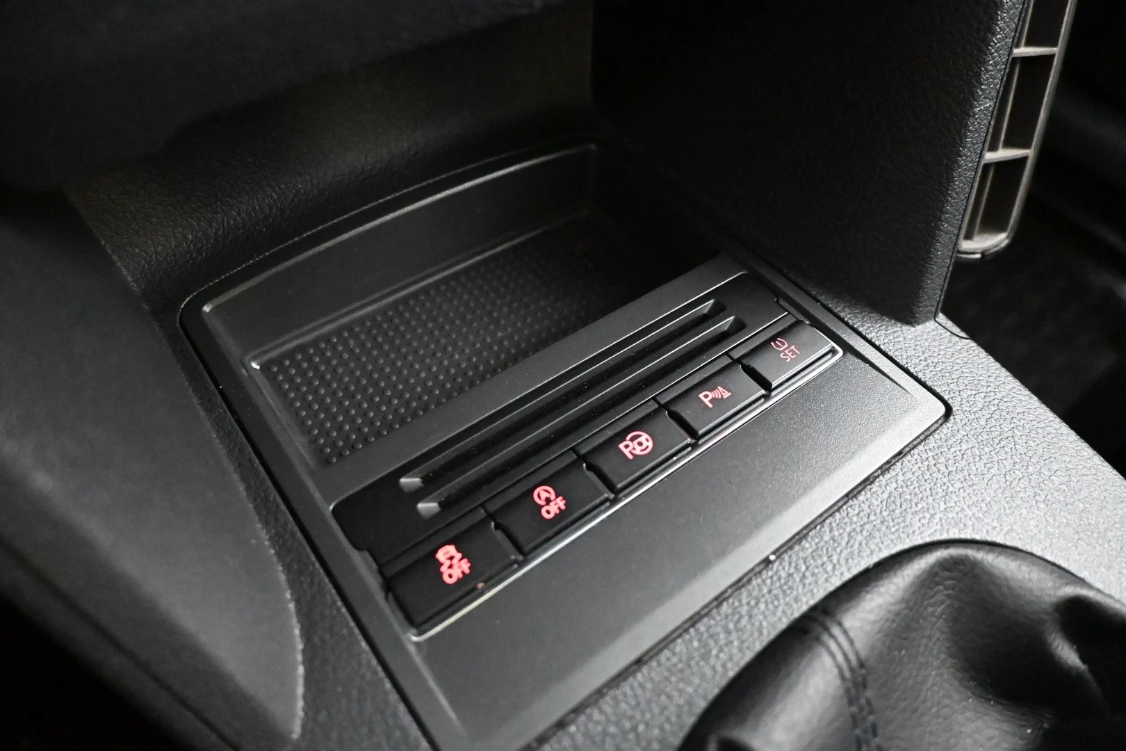 Car Image - 3IVJxxnVImVaTliDIR8Ewf