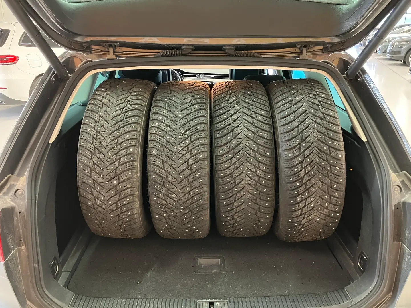 Car Image - 7mrSUJA3WqJEXlKtqLz8Cl