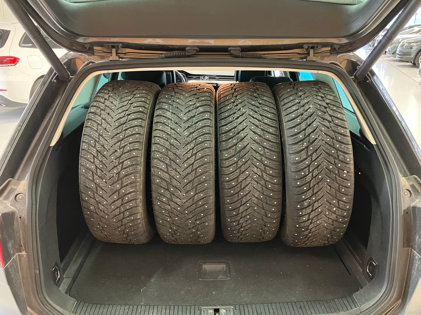 Car Image - 7mrSUJA3WqJEXlKtqLz8Cl