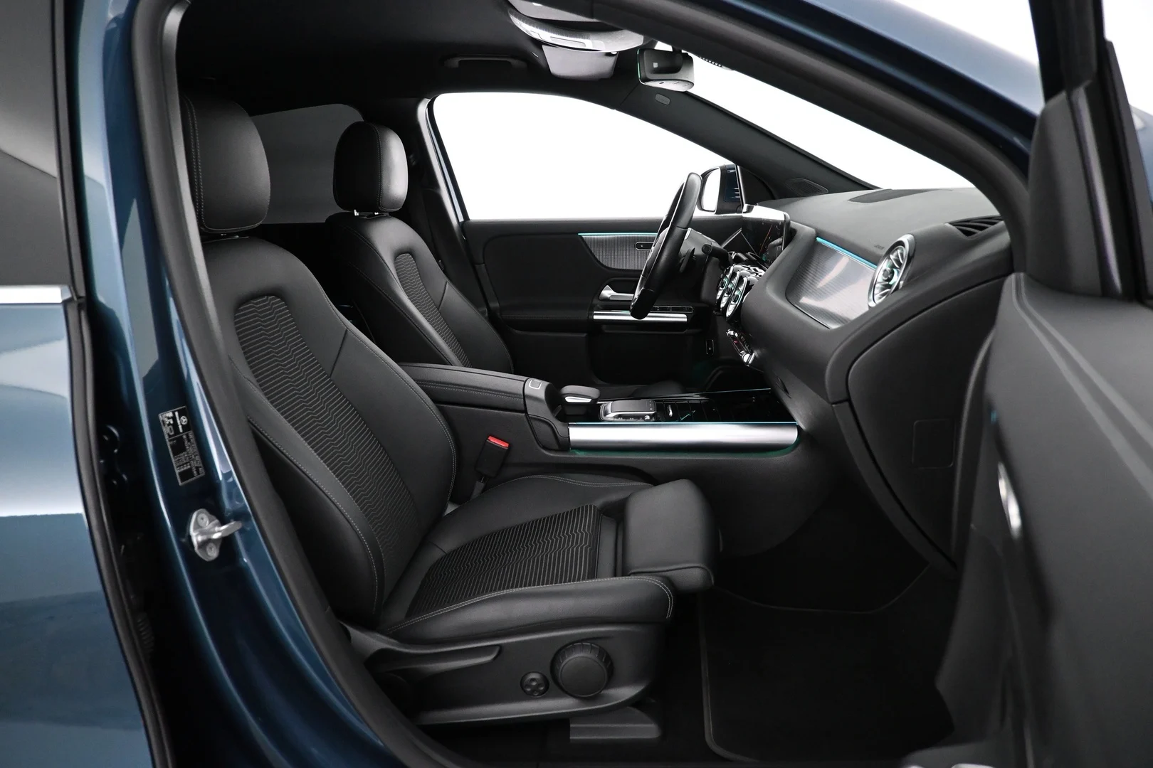 Car Image - 2T7IF9oAU3XIHAlm3c95wI