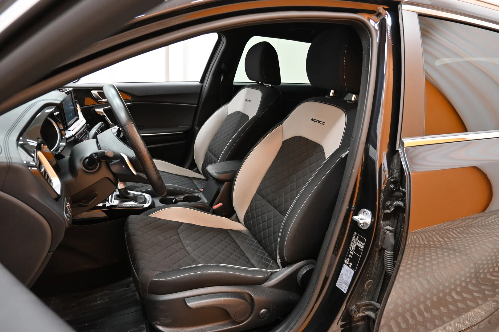 Car Image - 3VIfji0jppKKKHT40e54pC