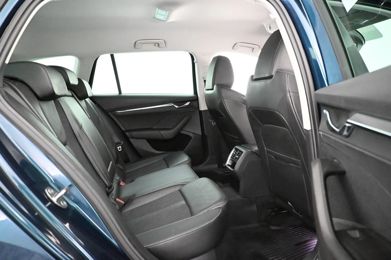 Car Image - 3quGSsFFB9dXdDe9BsKdcb