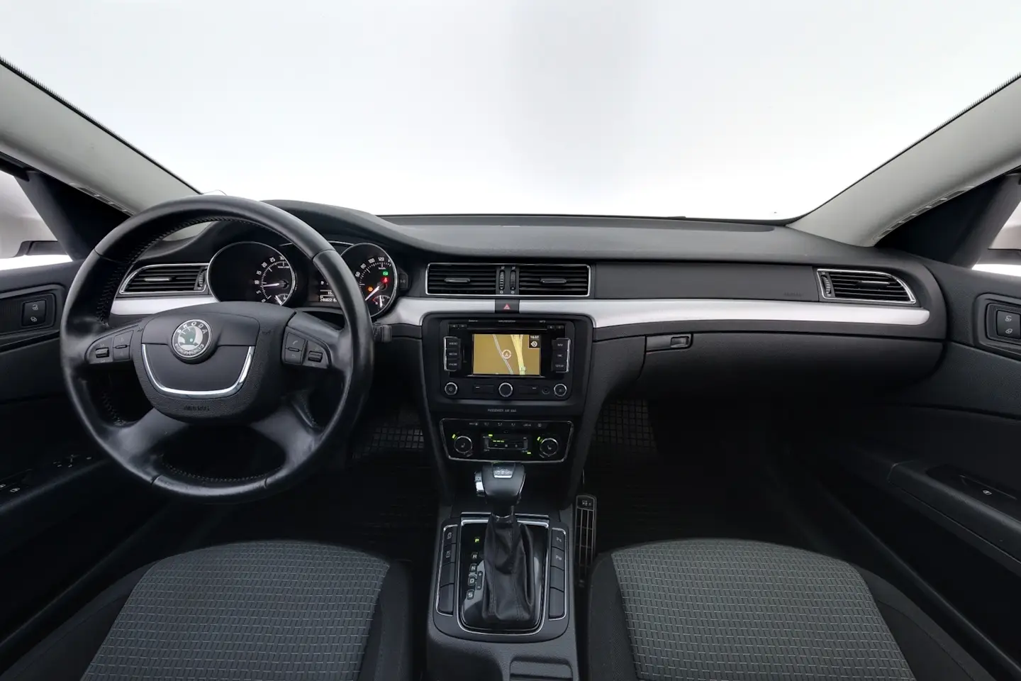 Car Image - 3th09IPSoHXlxBuwXi34r9