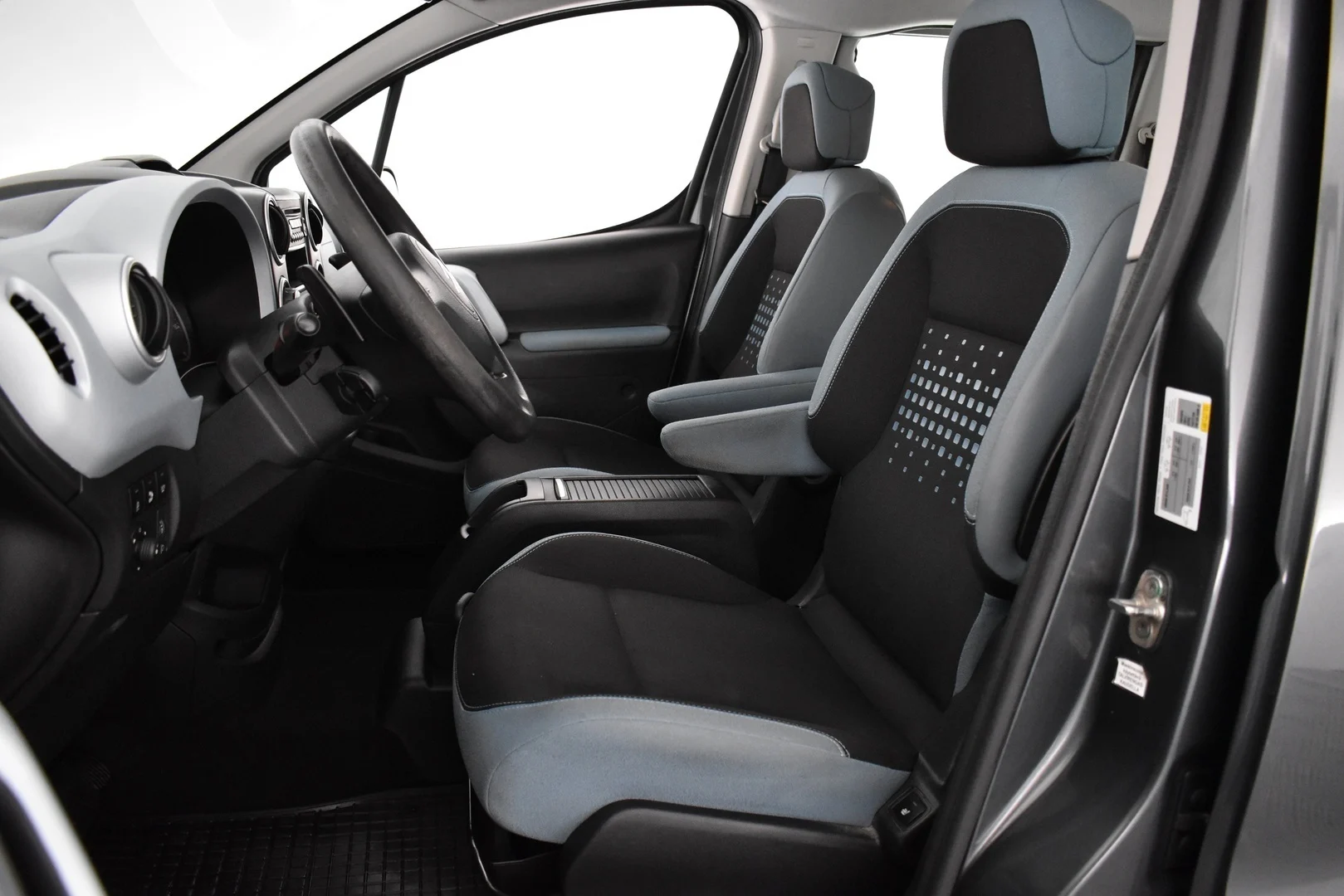 Car Image - 5YYv9ix5ENtkdeYH74uKOK