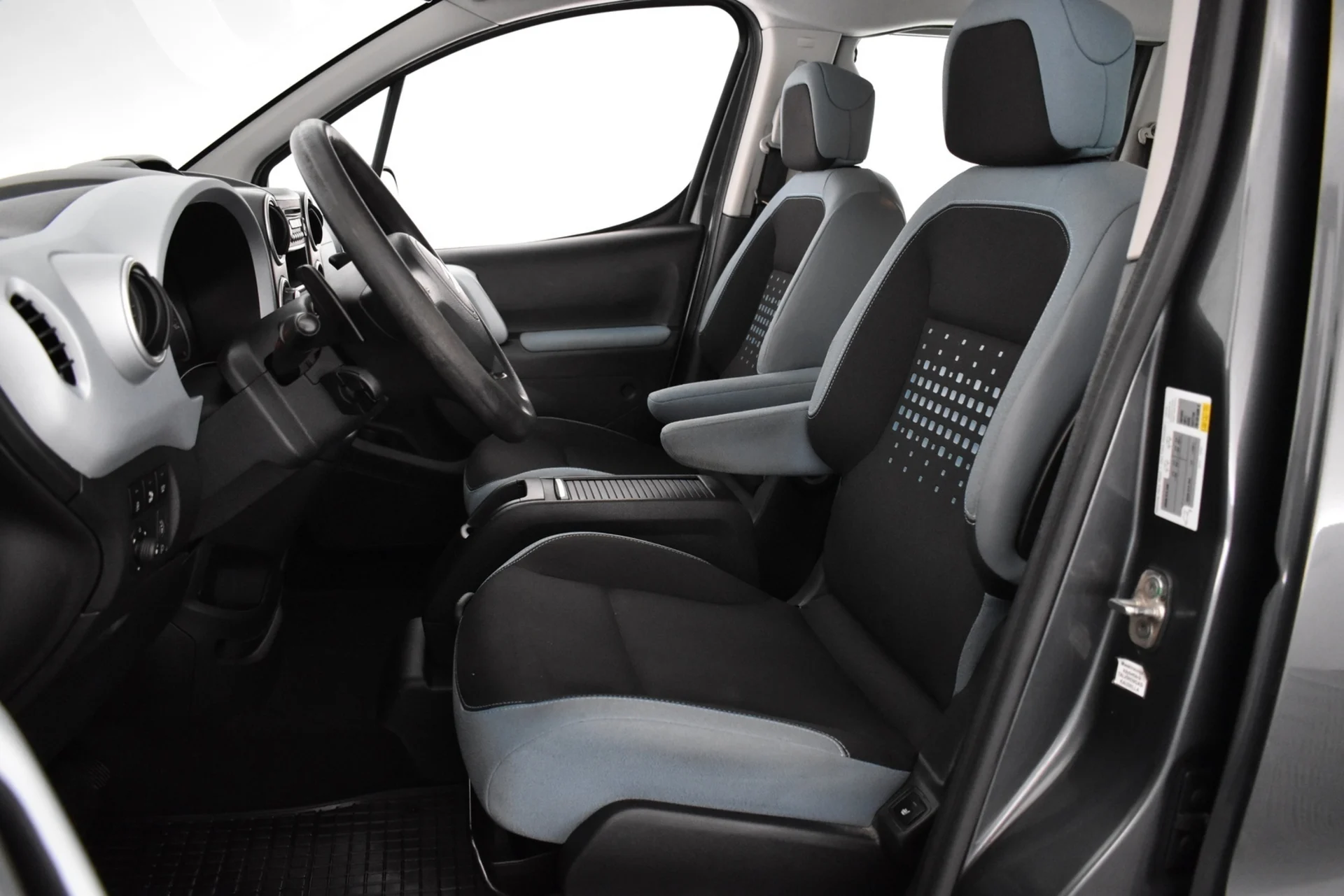 Car Image - 5YYv9ix5ENtkdeYH74uKOK