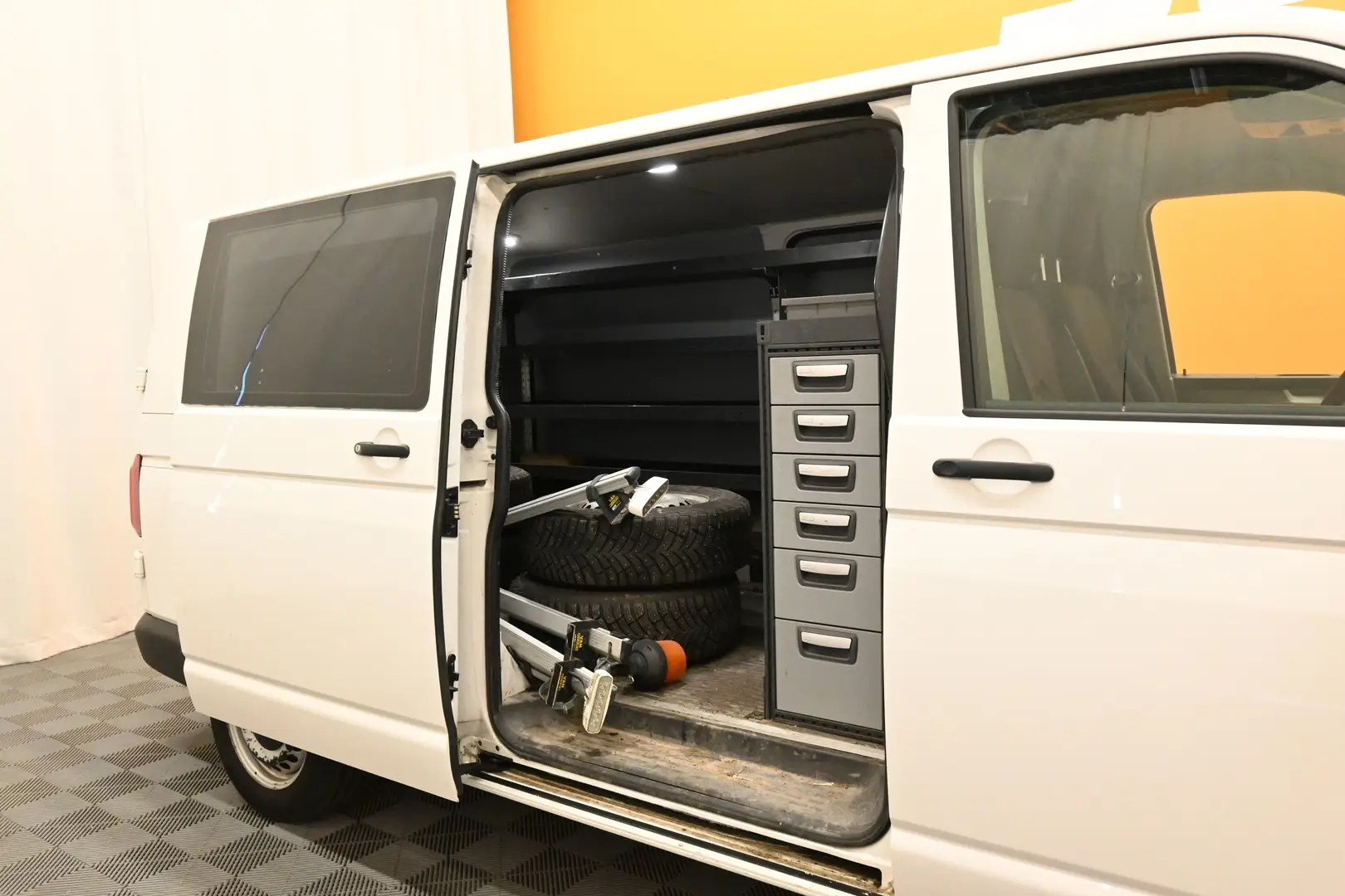 Car Image - 5Zf8FEIt1zA1CbnQMBqY06