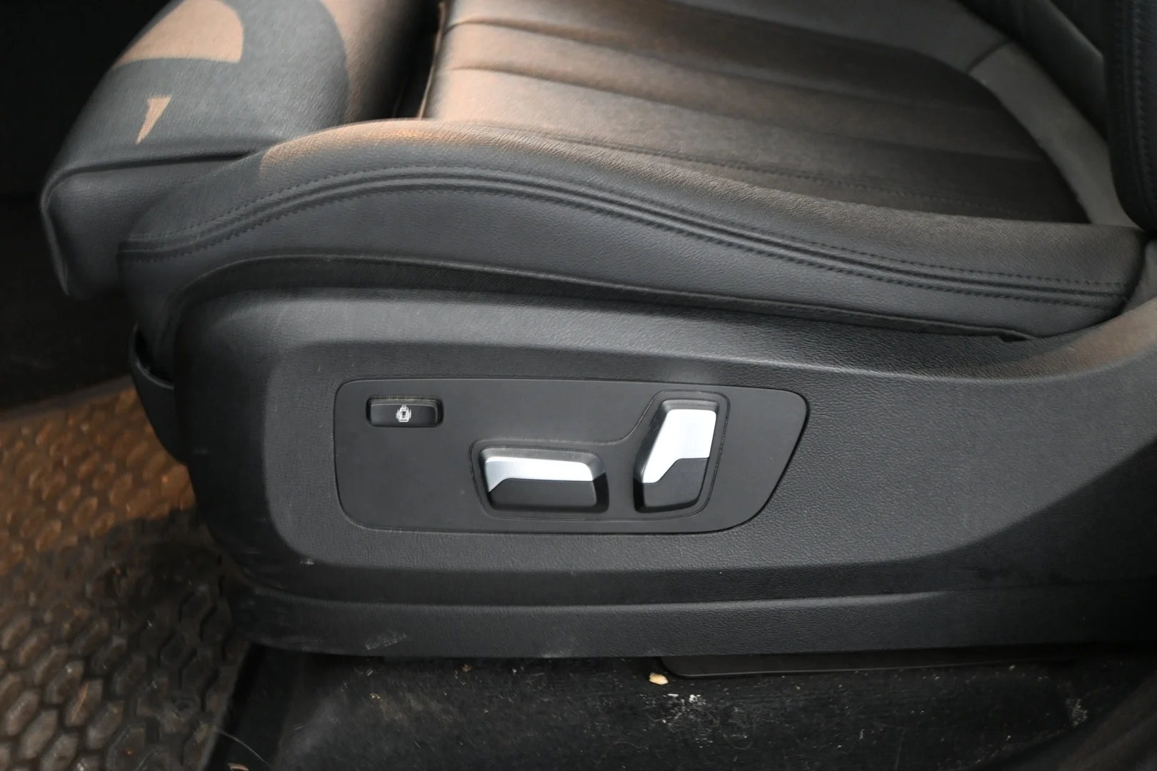 Car Image - 76UbUM1XRUpHpgvPEerWON