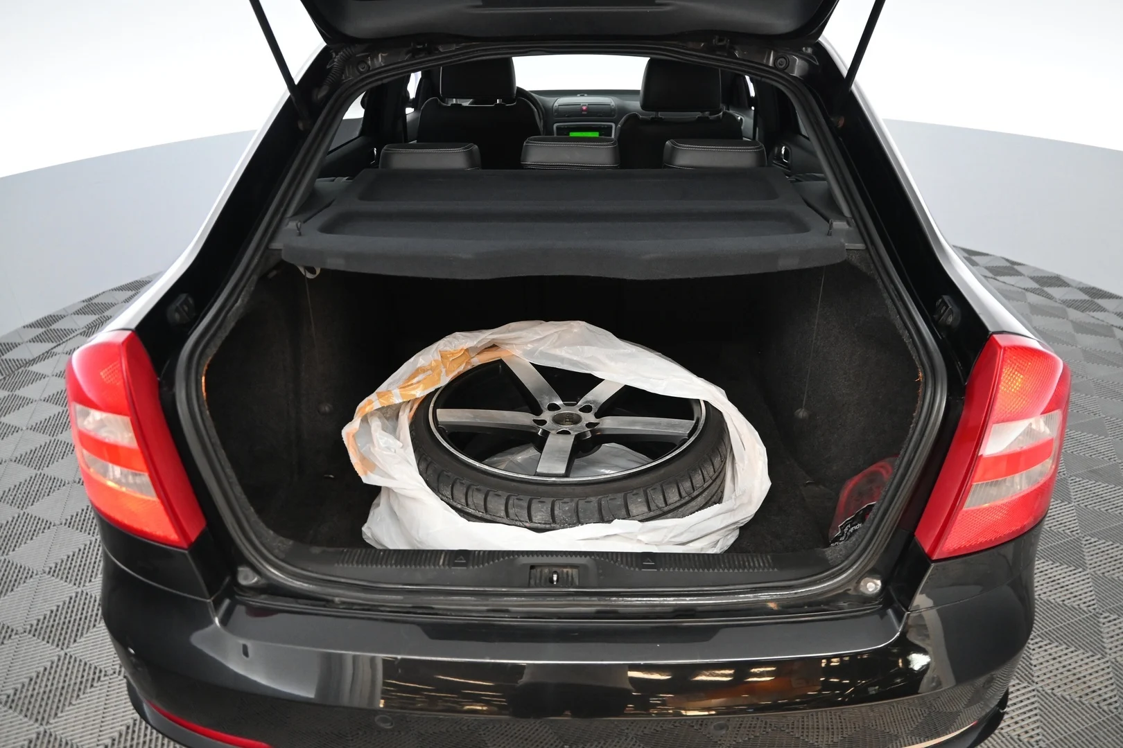 Car Image - QW5s2aY97t4lU6Miu5Vzc