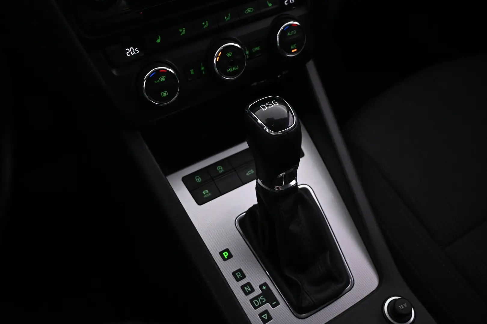 Car Image - 60JczBX9tAaHXWvP8947G3