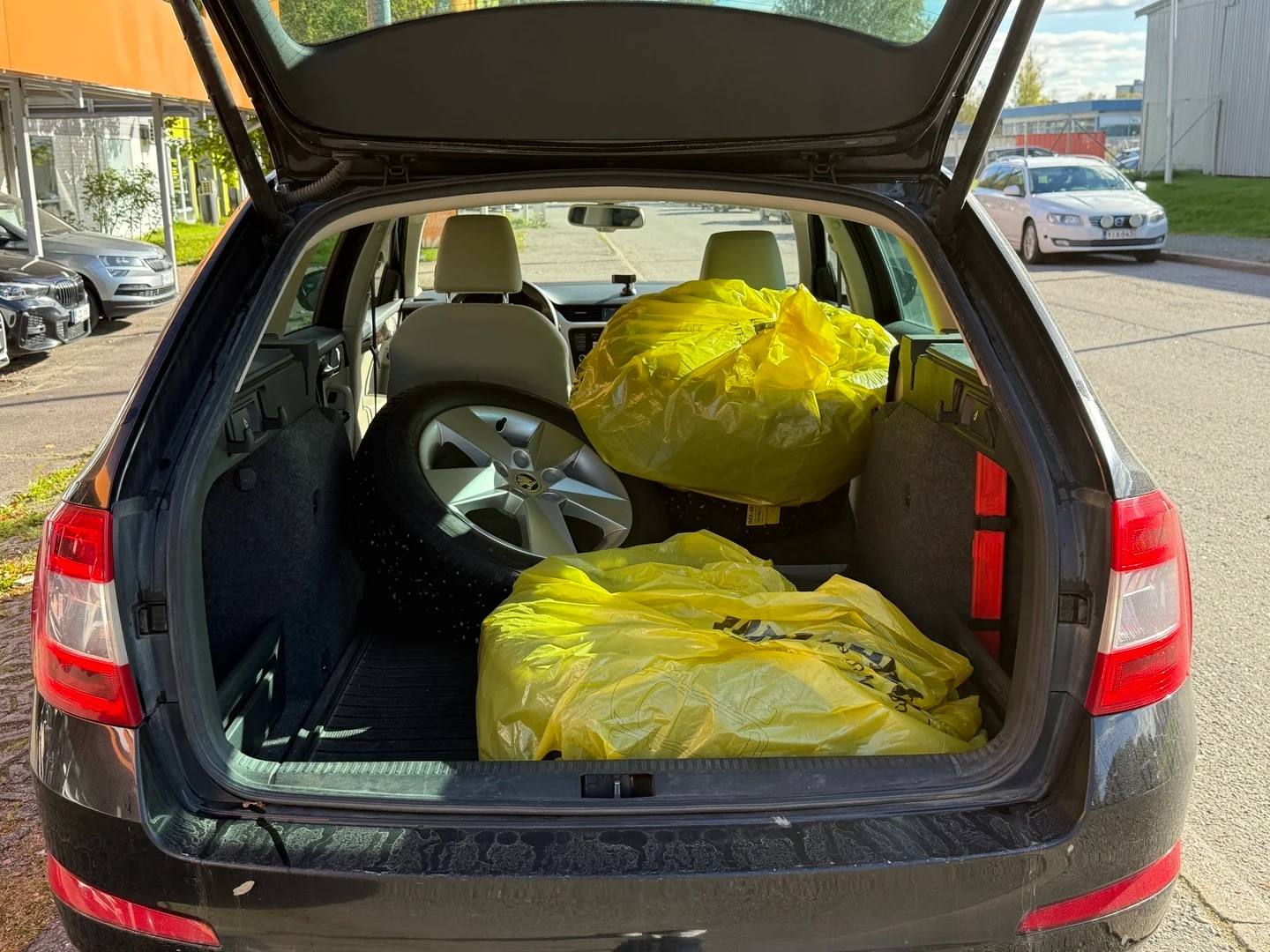 Car Image - 3AqoodXF3xDhZgDBRIMw0X