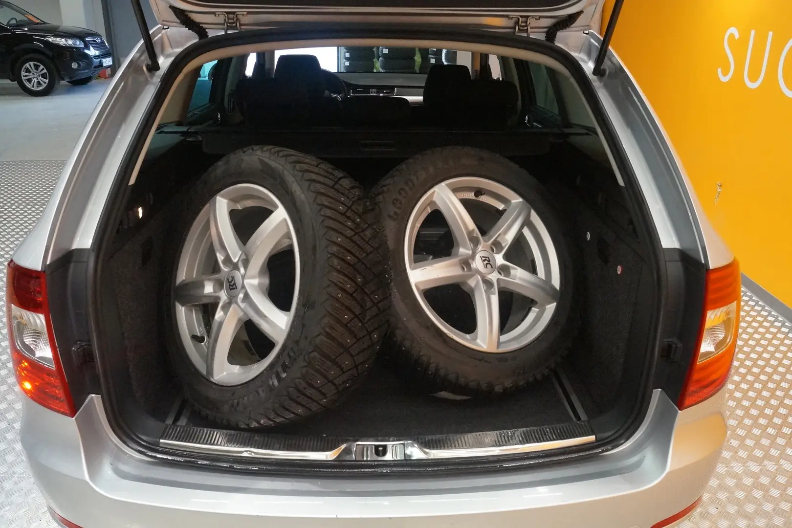 Car Image - 2lvbaMlJa7UQGutyKdhT8W