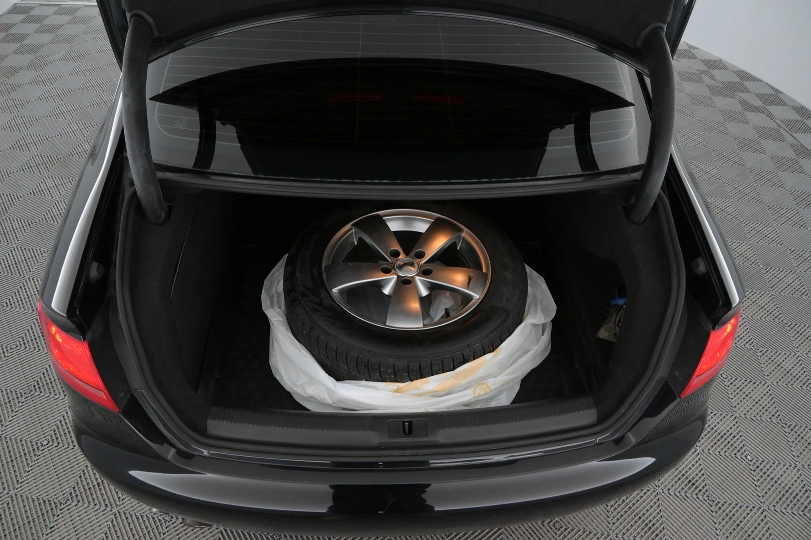 Car Image - 3v7XXX0ob17iP81j7ZDy3m