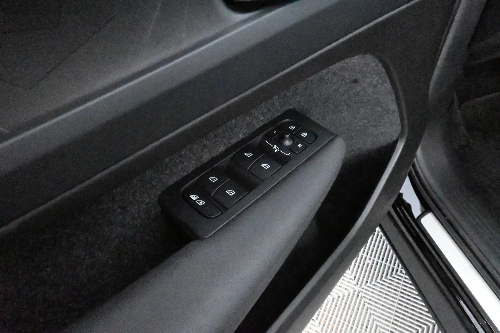 Car Image - 21mVevpF2ycLdU1Axkq1Yf