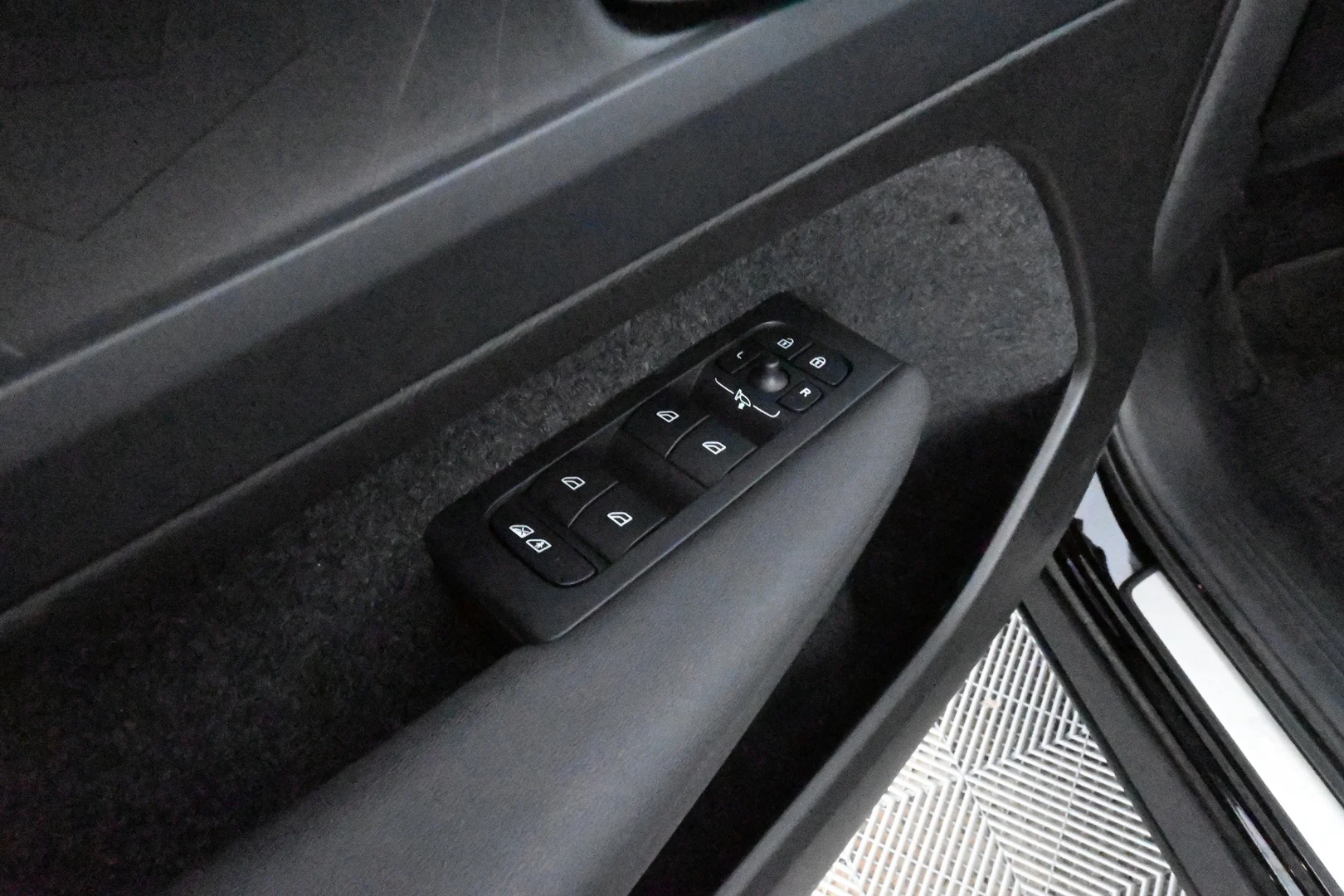 Car Image - 21mVevpF2ycLdU1Axkq1Yf