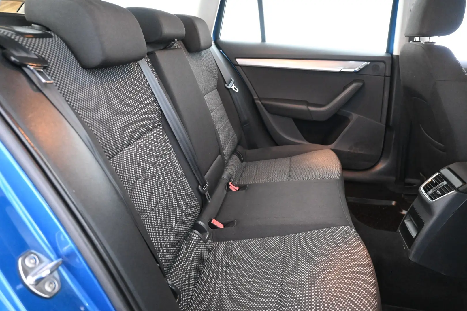 Car Image - 17Aoa3lr4v2MFnK8d3SO7C