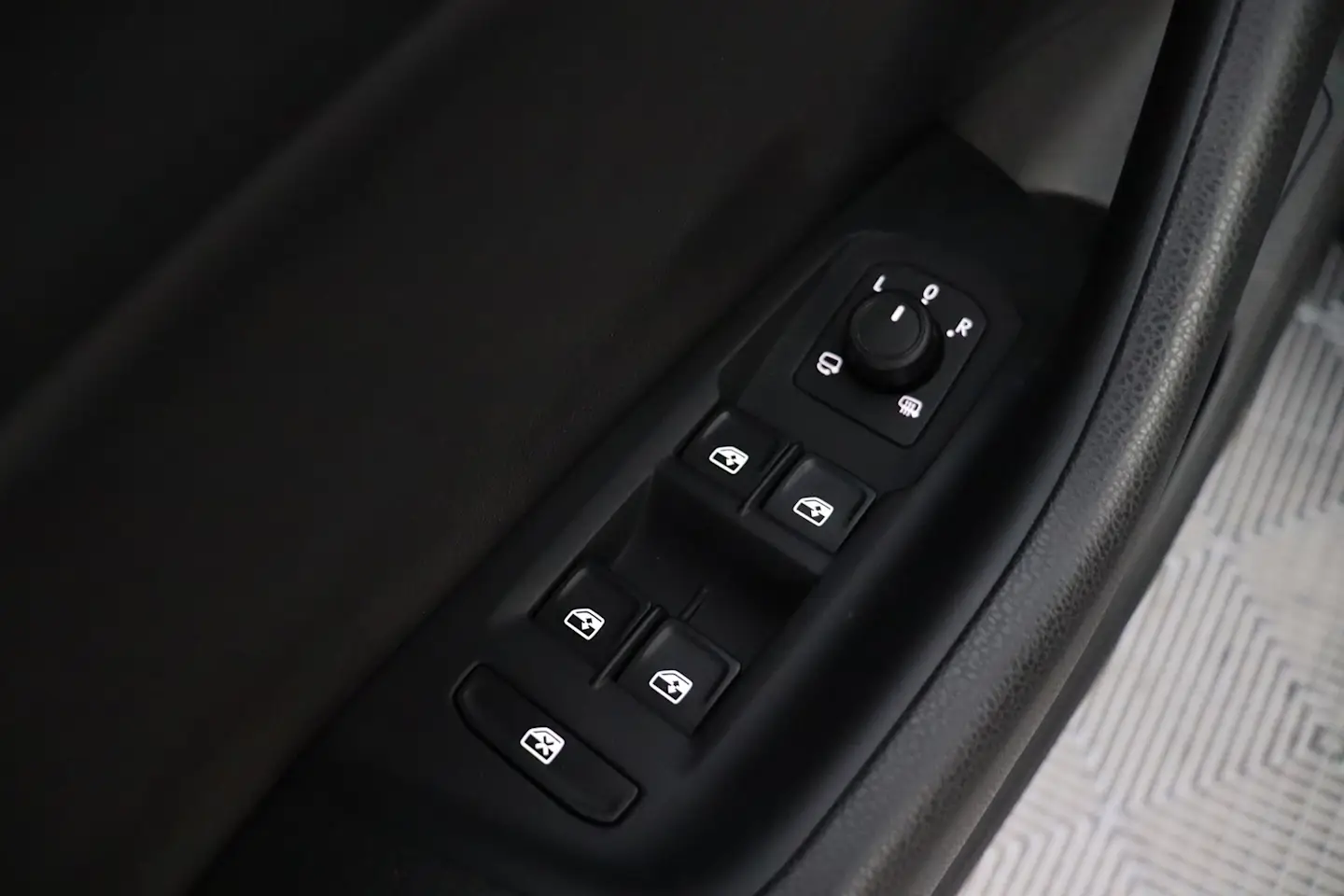 Car Image - 4LtI4wrhUChDjwI0wle9hs