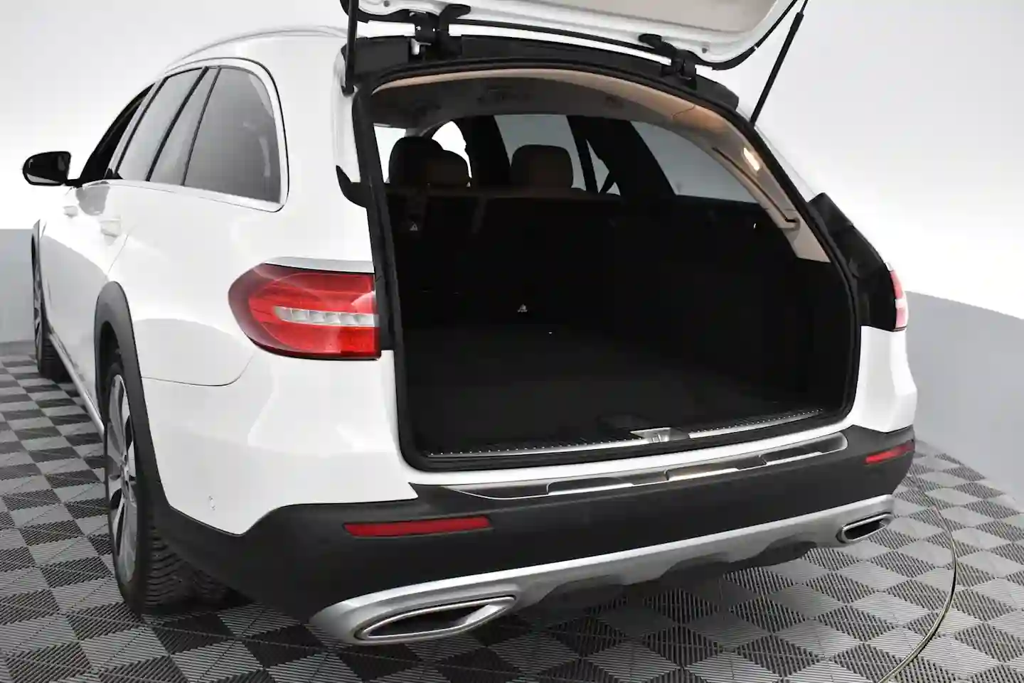 Car Image - 6qAUruzLuAoTdiML9ojUR5