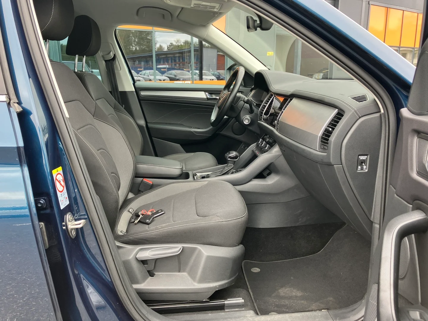 Car Image - FZcZmBvXsrdqV9vLdm3NM