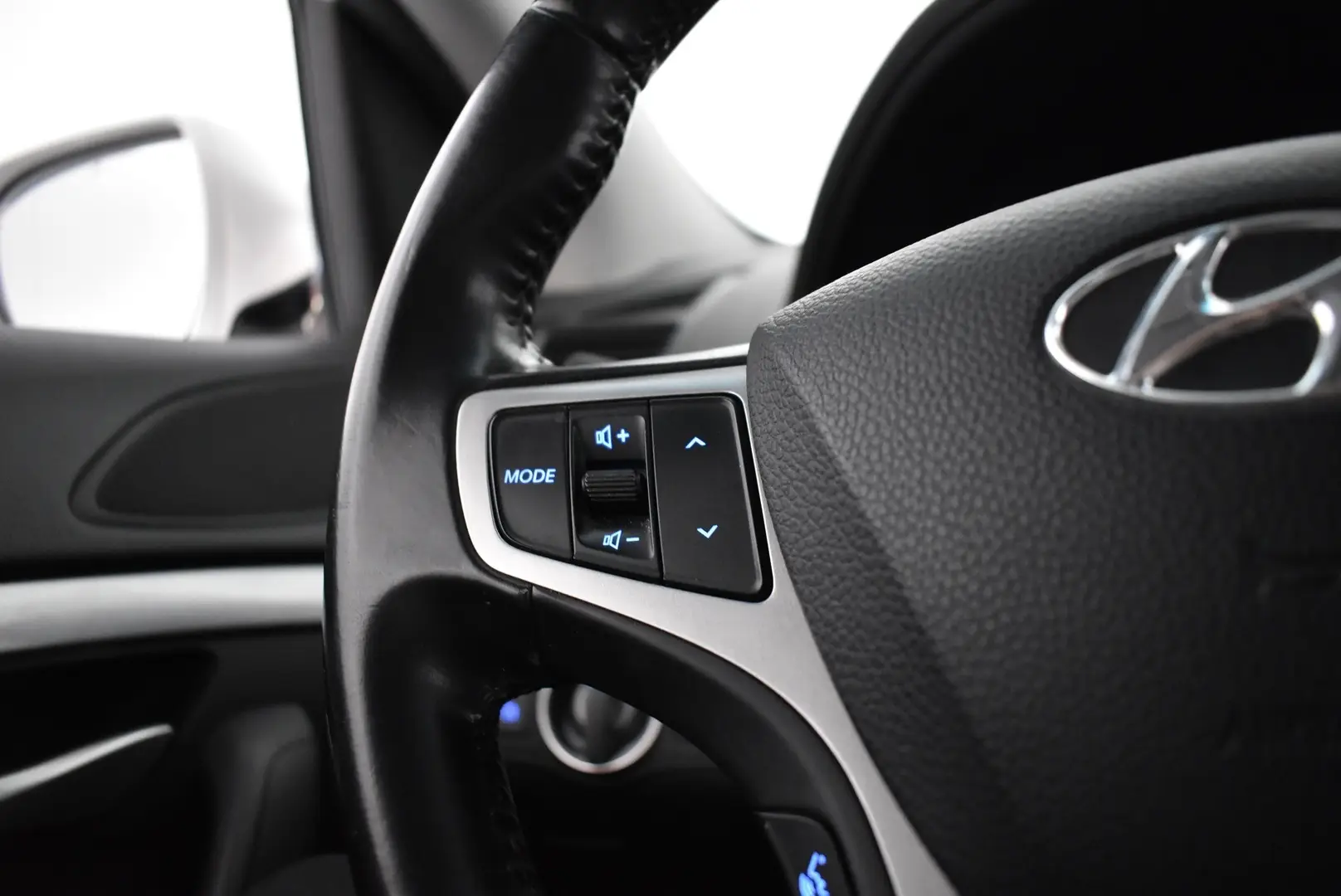 Car Image - 3Bk0uDz8ugWD73KE0cAIgG