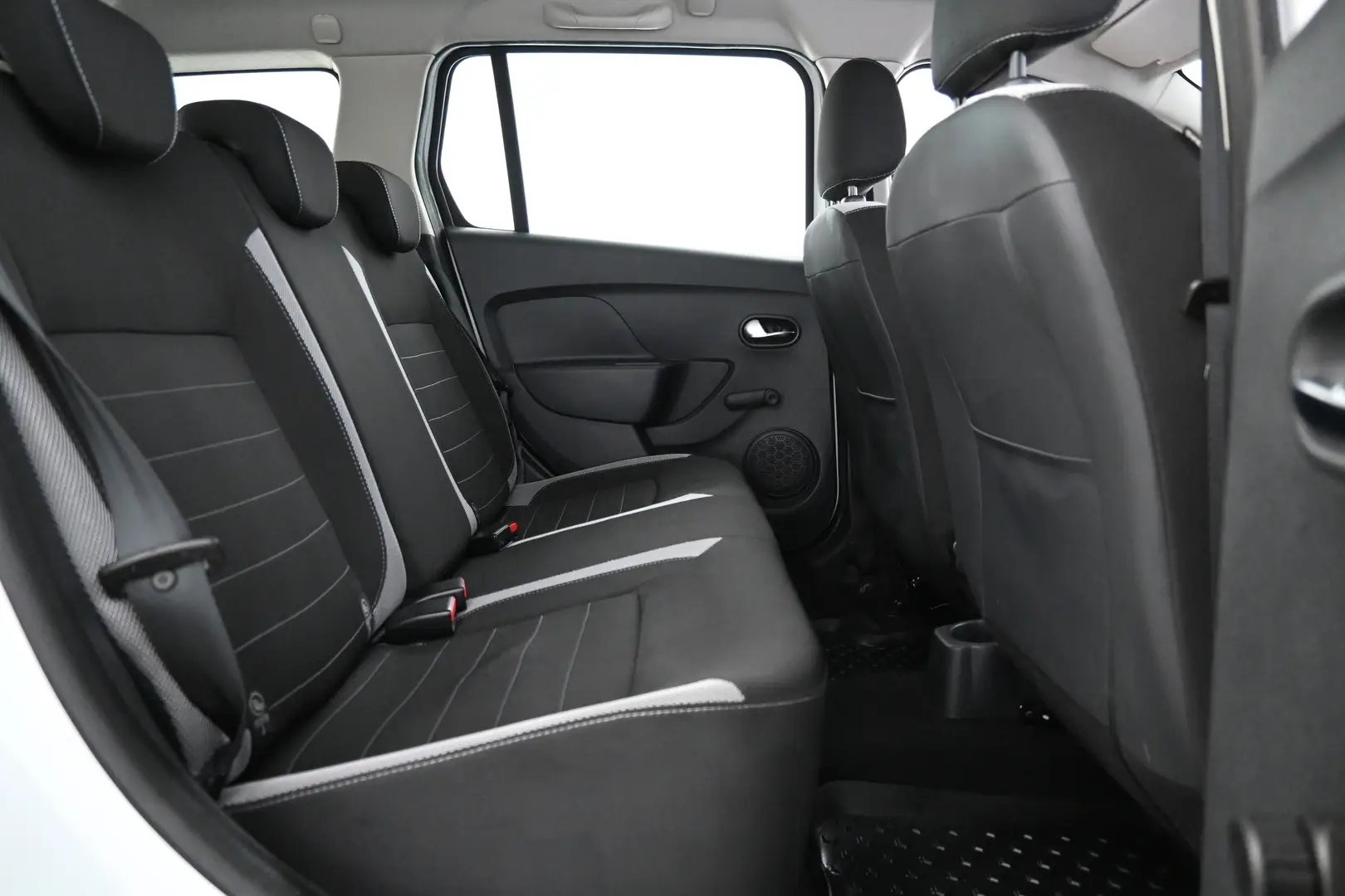 Car Image - 726ecYVQSsBqvZOjv7vS2J