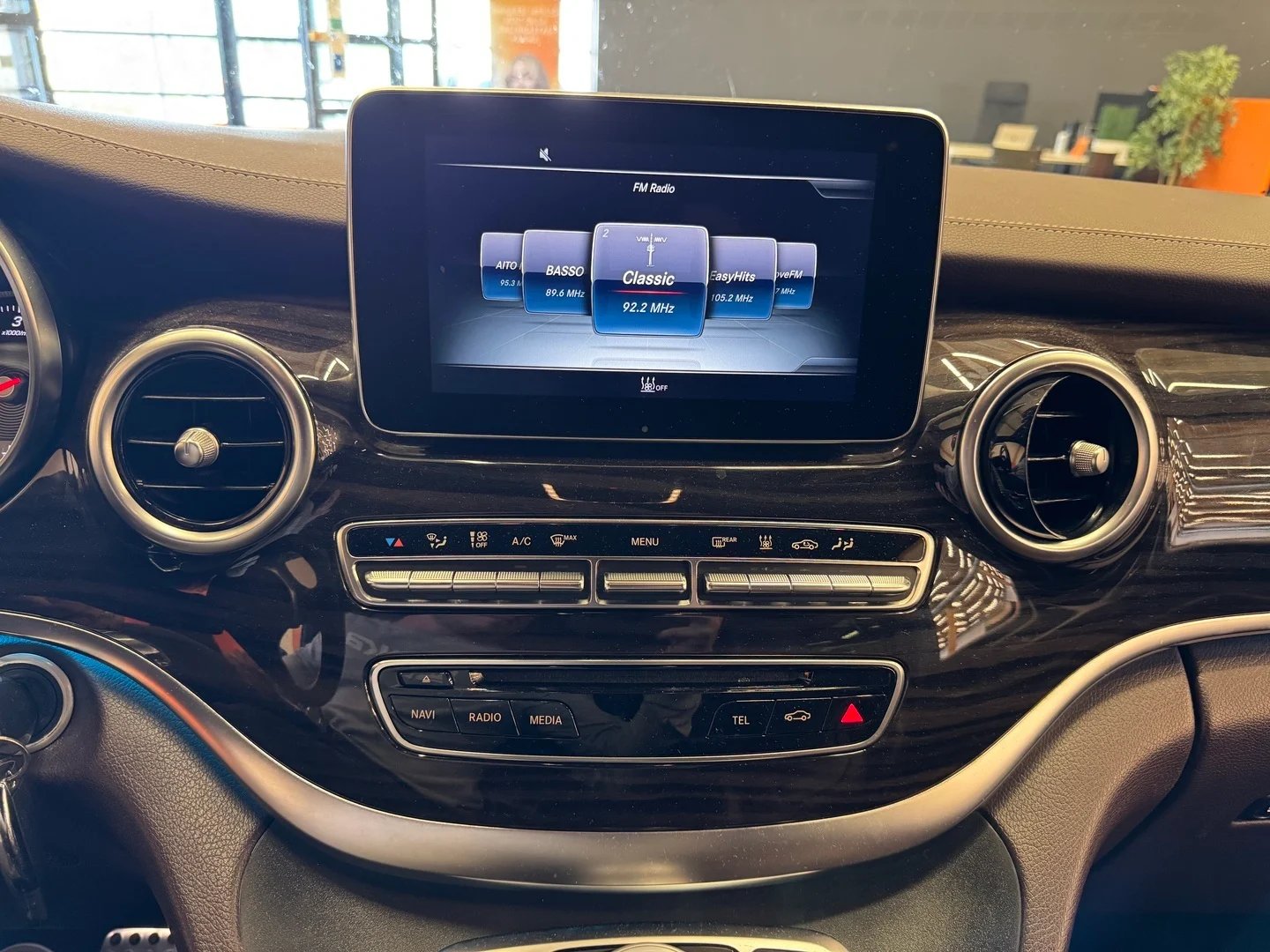Car Image - 144nNaV4CiQDEqoSKbJnJo