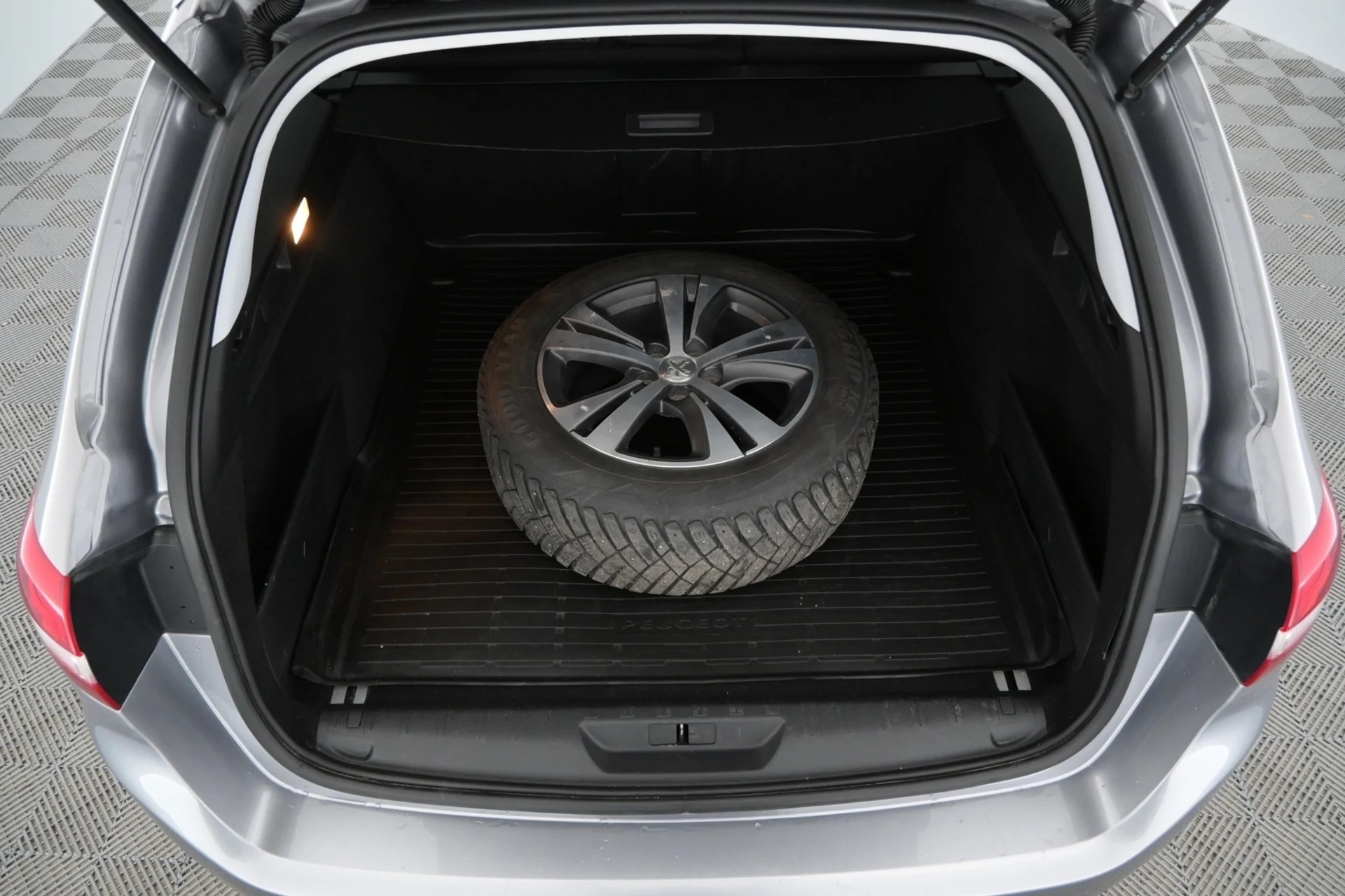 Car Image - 3FdLRCJSnrz0r73YELGZle