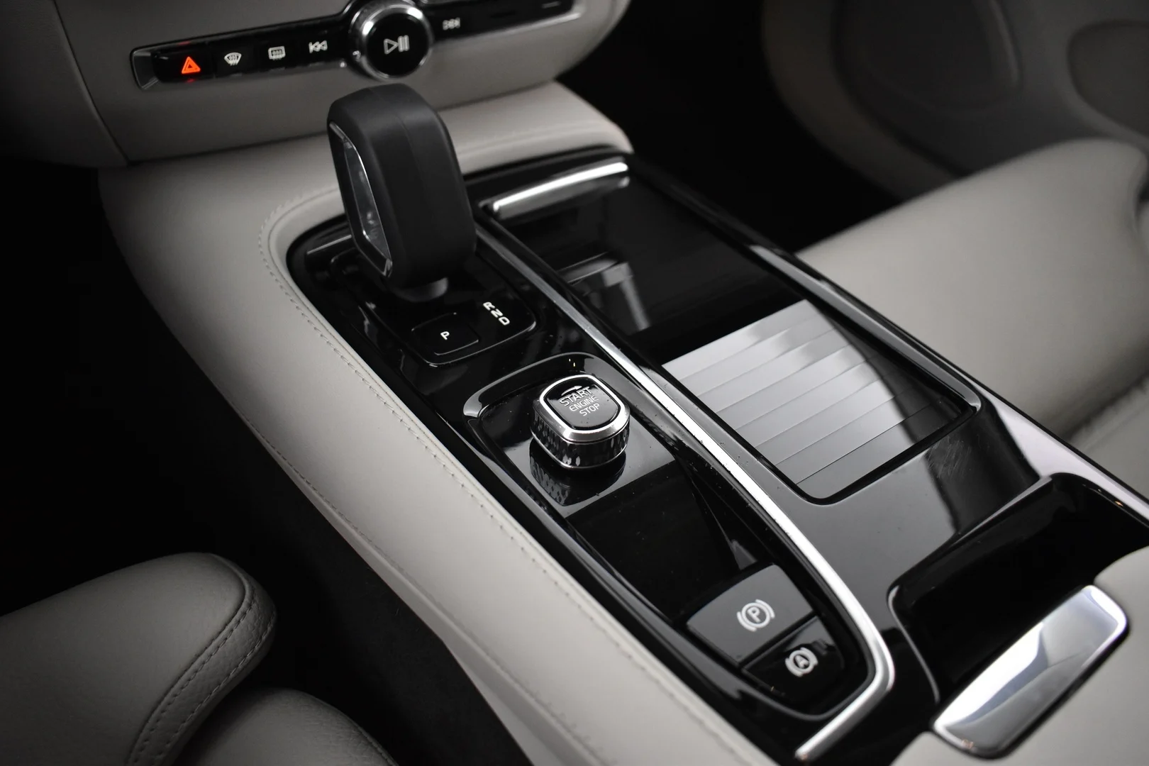 Car Image - 4WnqqSWH00hcIwQev0c6mD