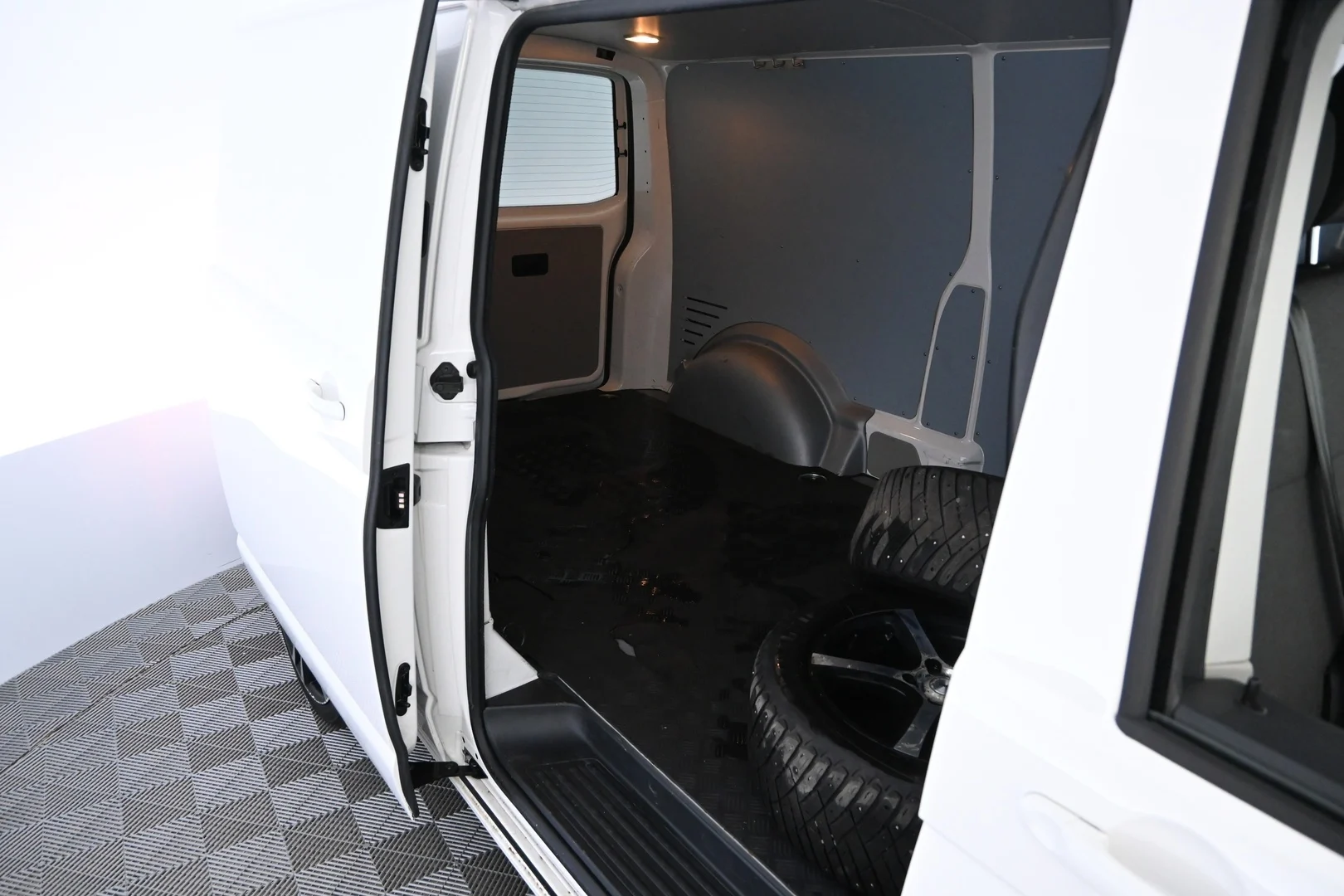 Car Image - 2ijVd0uxVQTrvcE8oc6yHS