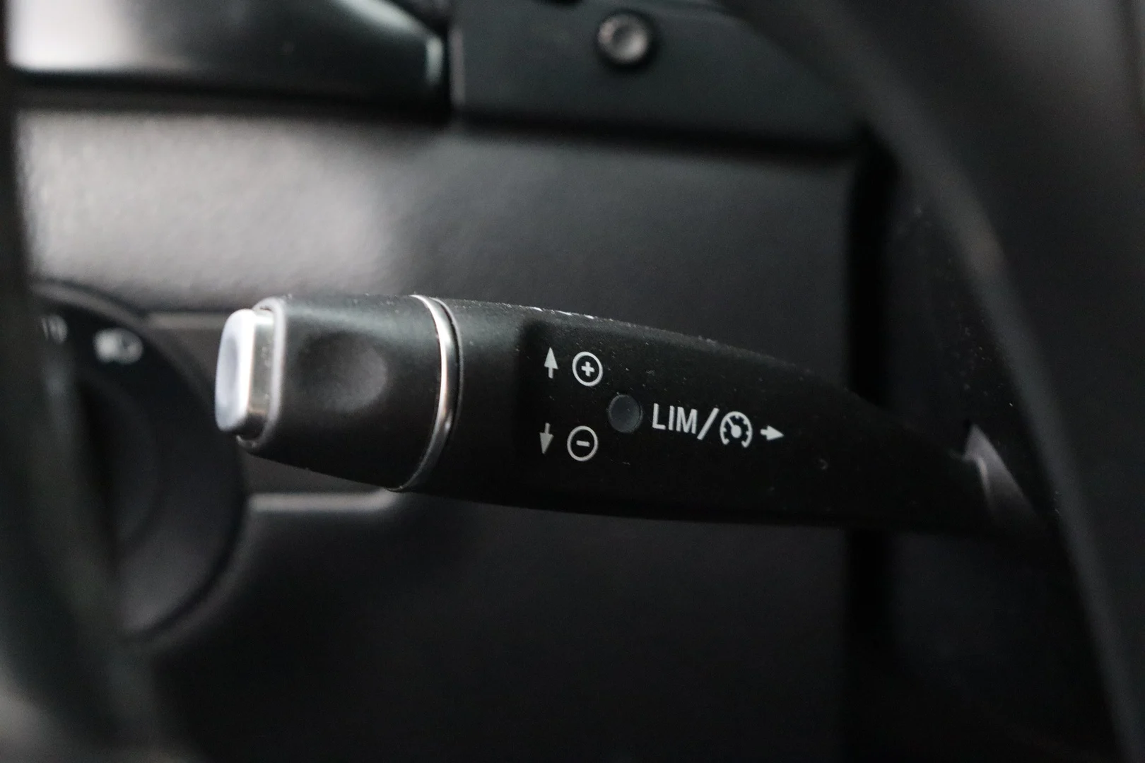 Car Image - 2Jb9mVvy8MAhboROXzbgMM