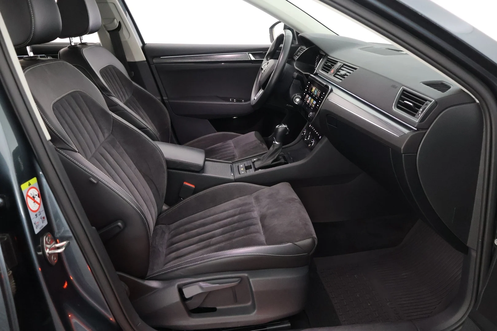 Car Image - 7AMkuqcvSY9Uqzqf9McnNr