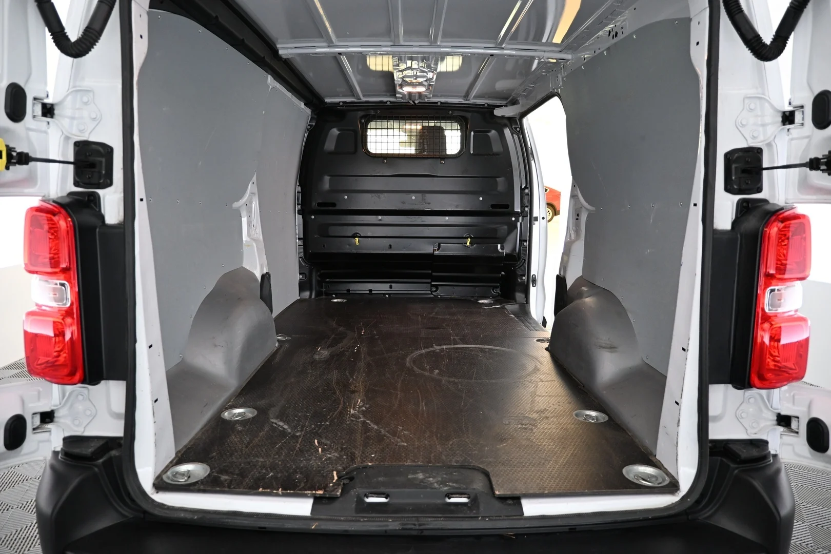 Car Image - 6x8Dh9a58tMlGGCjGAJT14