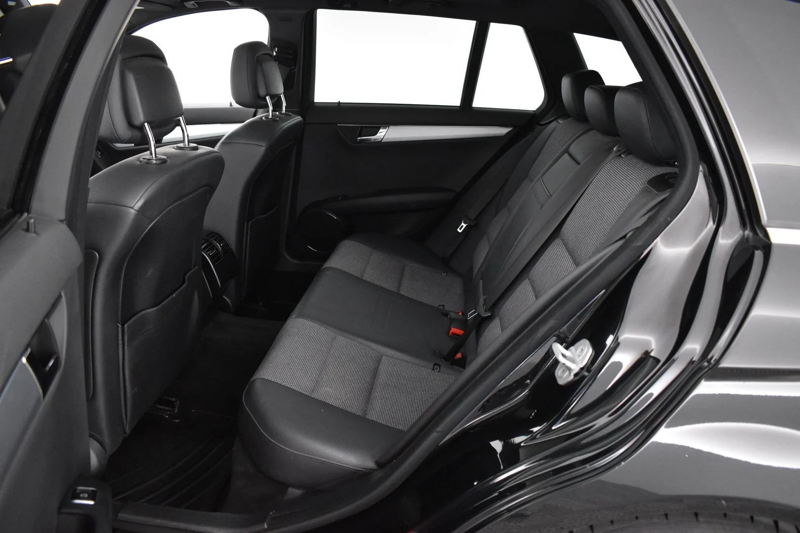 Car Image - 44ZbySEl7xmF8zj8t18bZp