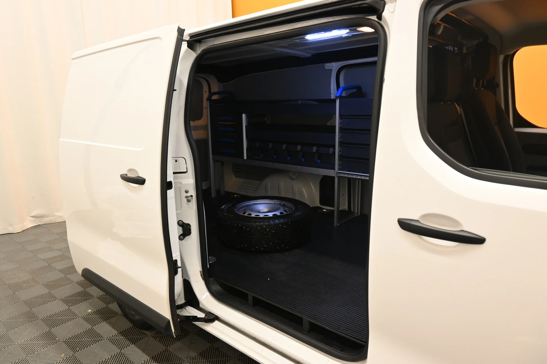 Car Image - 4XAQJJUFvXG1uoAoQndO8X