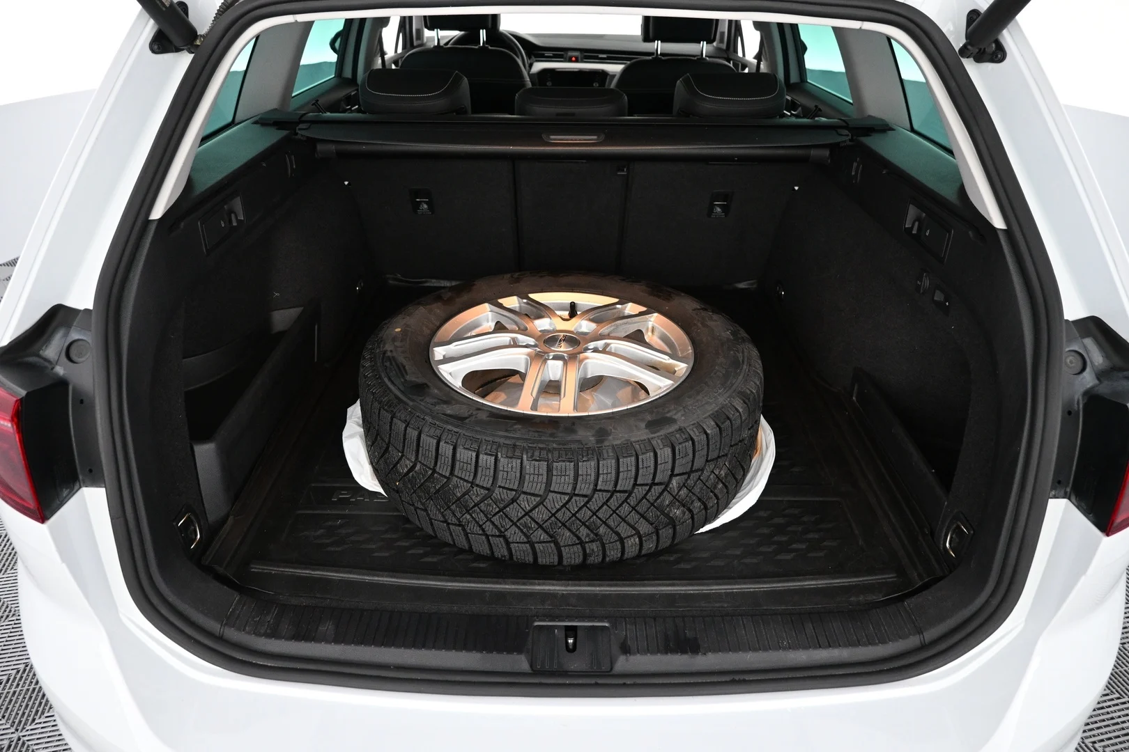 Car Image - 7zaZpTAXNdEhu8FVYvxFL0