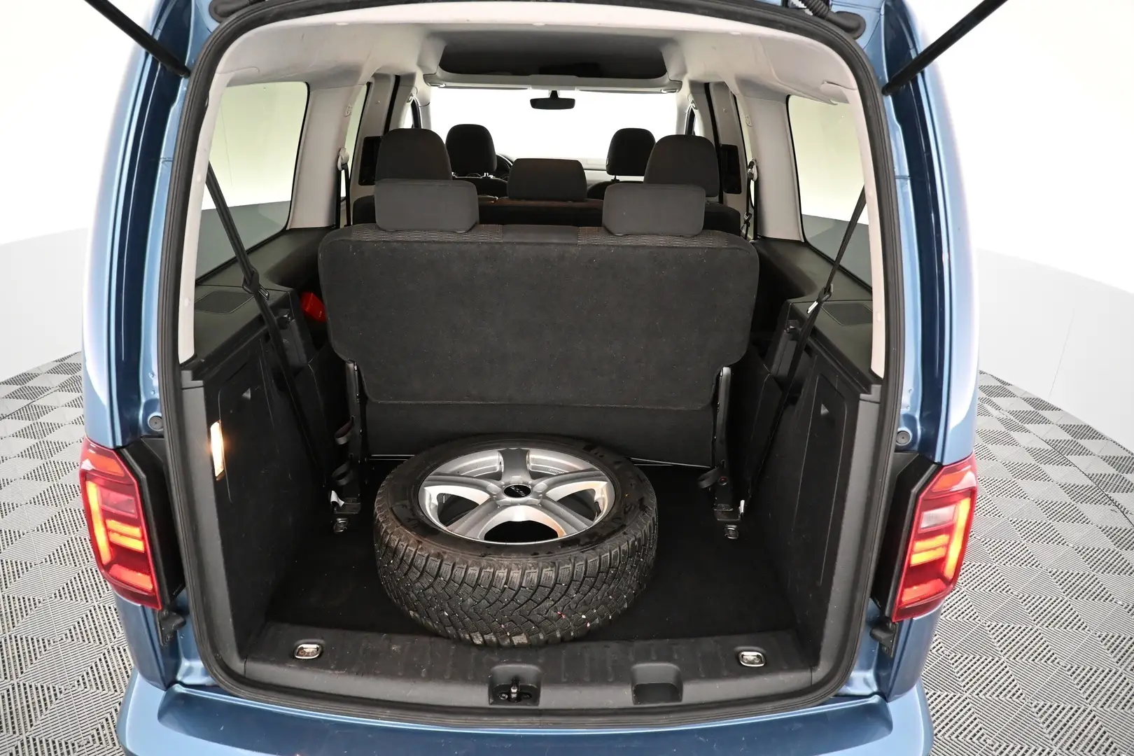 Car Image - 2CJxZB0drtuFc40LycArEv