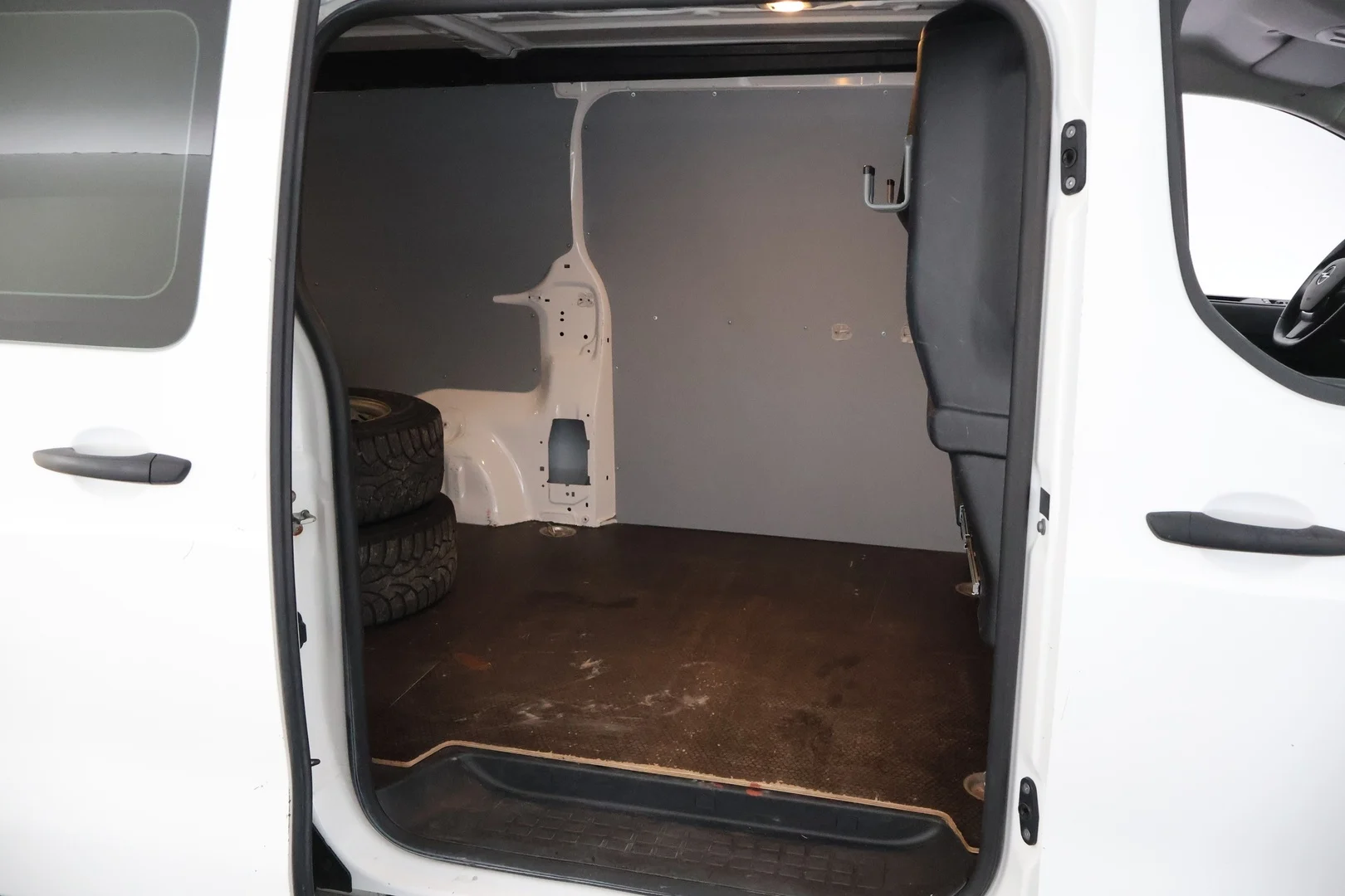Car Image - 1tCIpYaVWo5Ym4ULbFIOYf