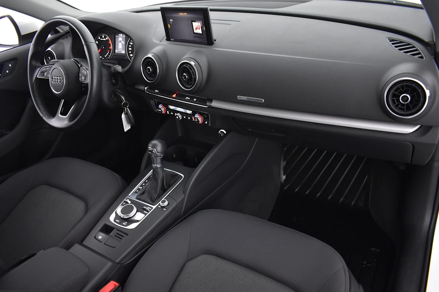 Car Image - 3UxOW2RicncyZbS9XYZtTL