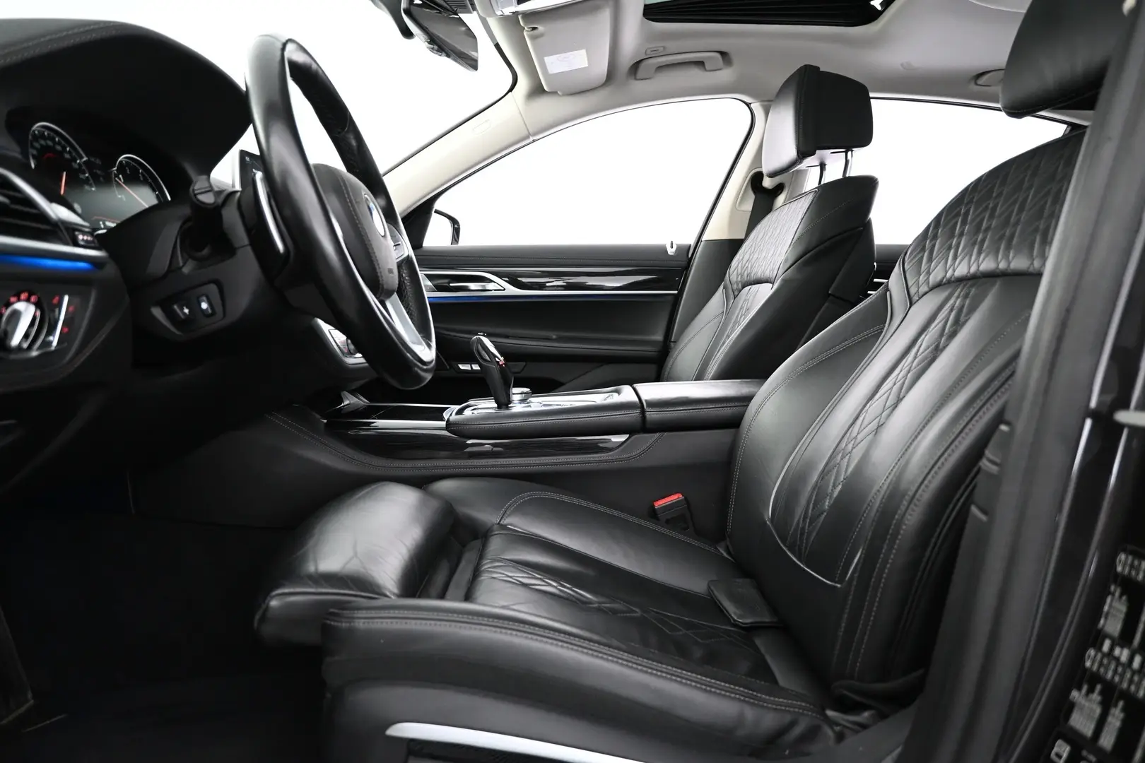 Car Image - 17zDJo2XWR9EPOyQoMeLqJ